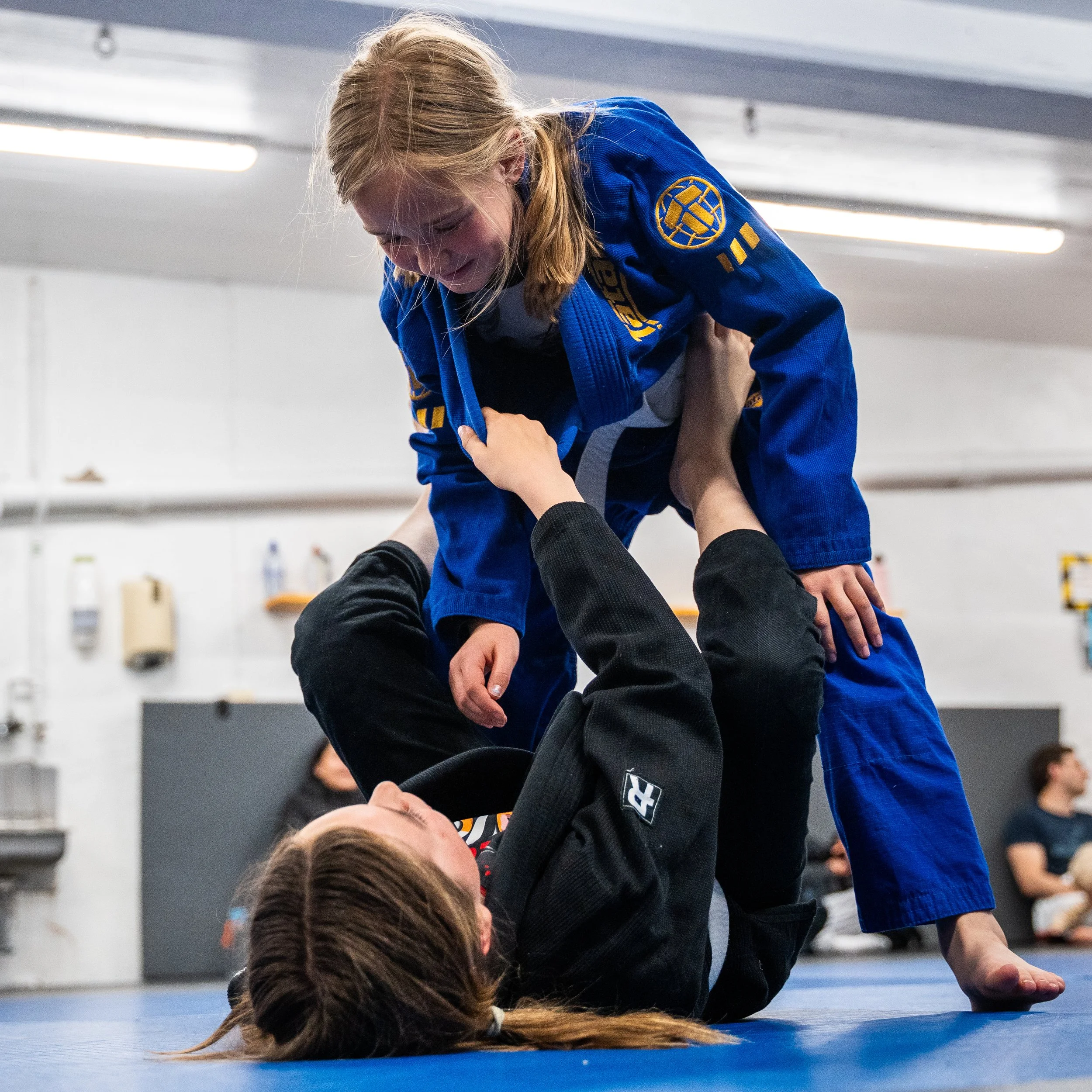 Barn tränar BJJ tillsammans på Hilti Fightcenter Uppsala