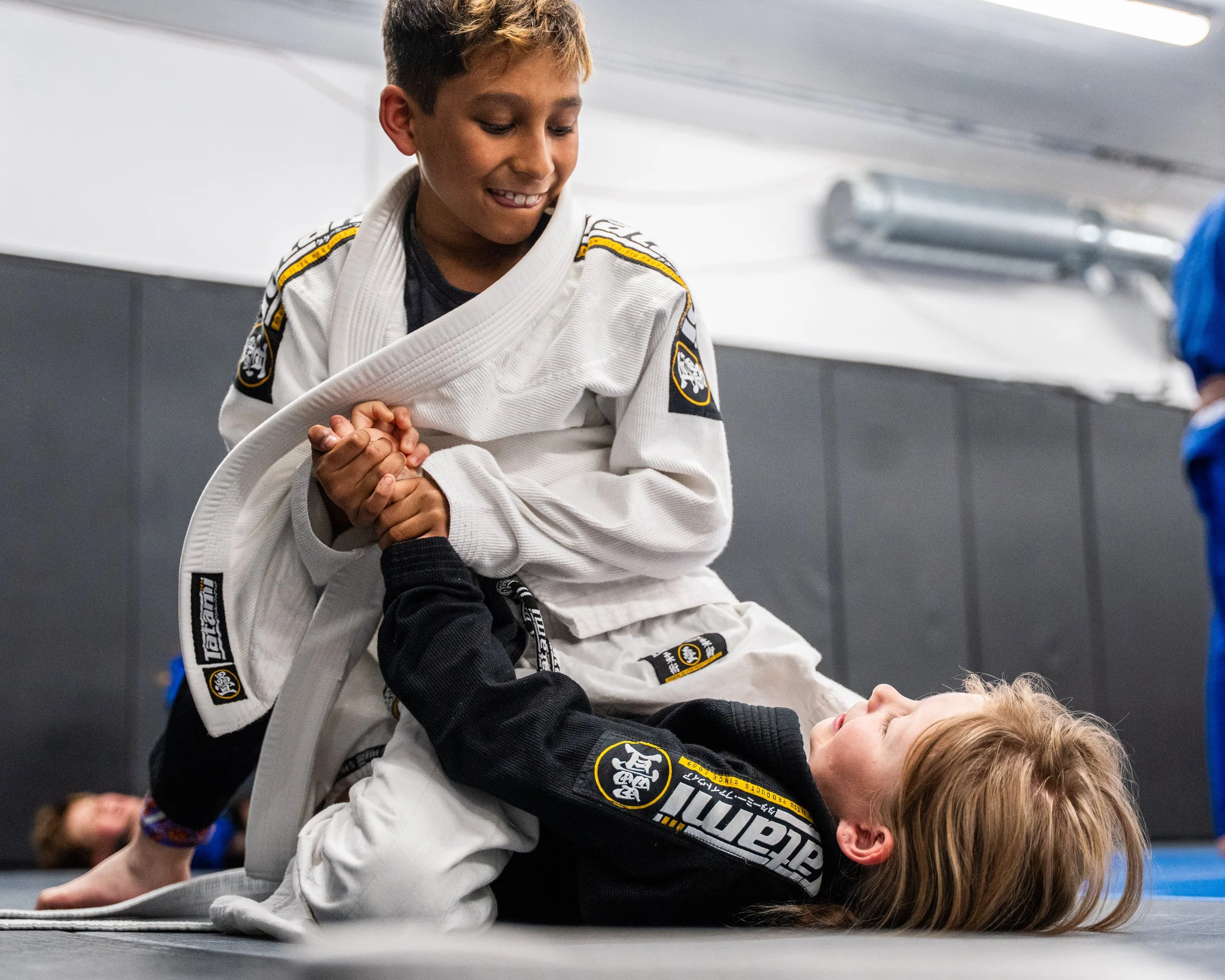 Barn tränar BJJ tillsammans på Hilti Fightcenter Uppsala