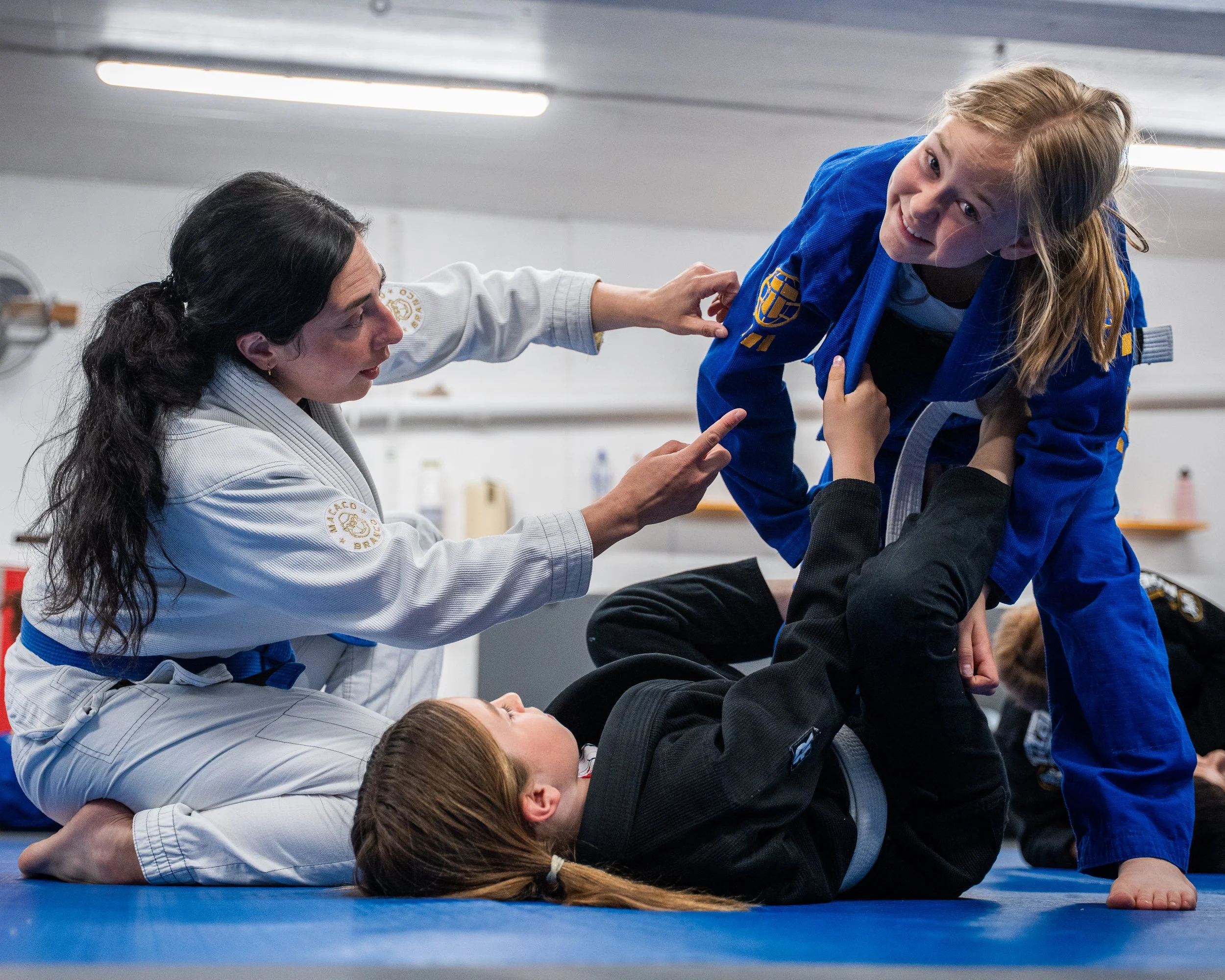 Barn tränar BJJ tillsammans på Hilti Fightcenter Uppsala