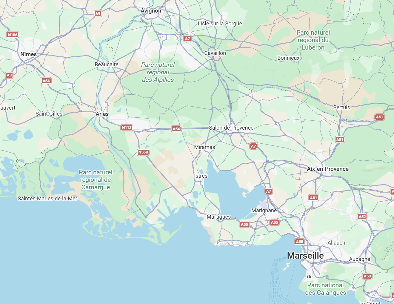 Carte de la région Provence-Alpes-Côte d'Azur en France, montrant Marseille, Aix-en-Provence, Arles, Salon-de-Provence, et les parcs naturels régionaux des Alpilles, du Luberon, de Camargue, et des Calanques.