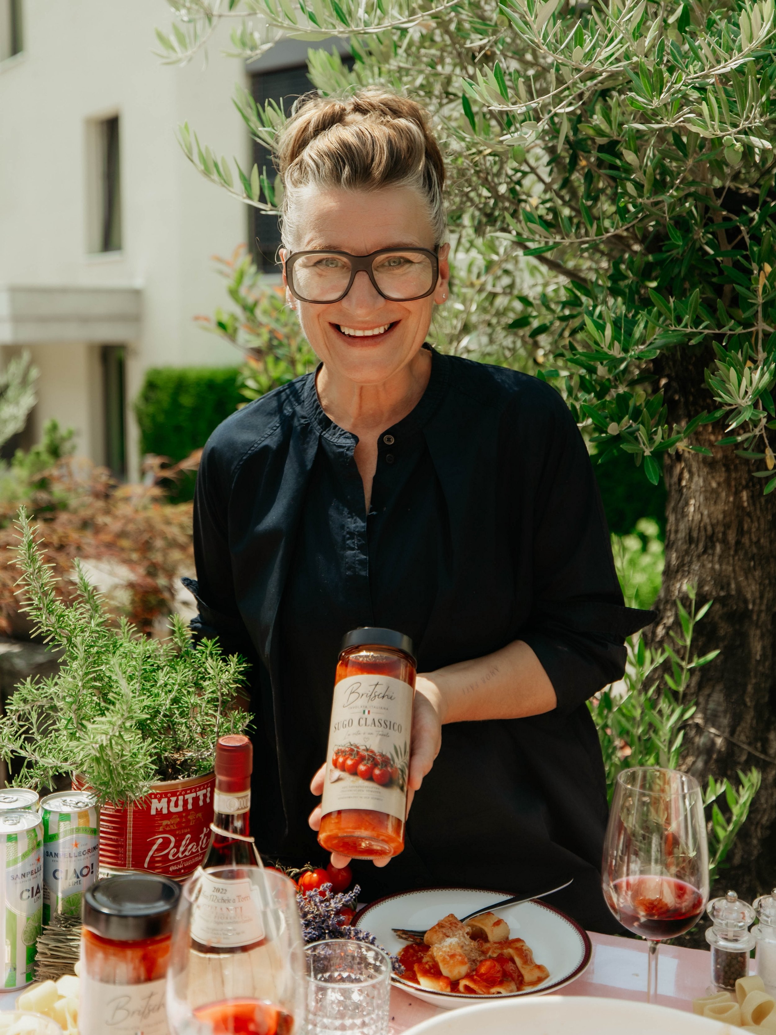 La vita &egrave; un tavolo. ❤️

Eine gute Sugo muss einfach immer zu Hause sein. 🍅🇮🇹
Genau daran arbeite ich gerade &ndash; mit viel Herz, Leidenschaft und meiner ganz pers&ouml;nlichen italienischen Handschrift.

Sugo a casa &ndash; f&uuml;r dein