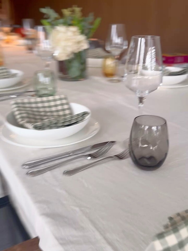La vita a tavola &ndash; das Leben am gedeckten Tisch. 🤍

Zum 18. Geburtstag feiern wir das Leben und all das, was es sch&ouml;n macht: la famiglia, gutes Essen und die Freude, zusammen zu sein.

Ein liebevoll gedeckter Tisch, vertraute Gesichter, L