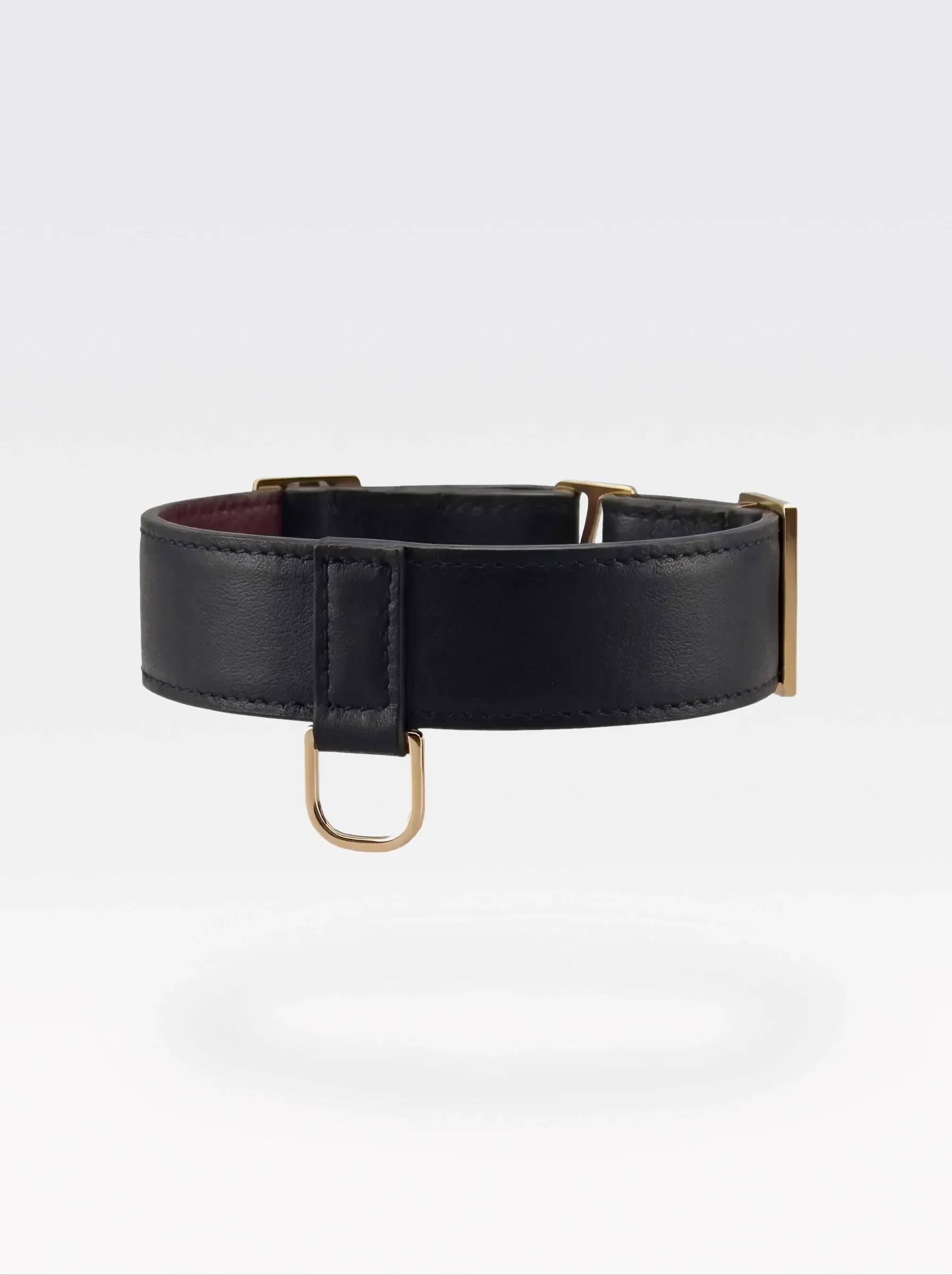 Sainte Sve Choker Nappa in black nappa lambskin with burgundy nappa lambskin lining and a 24K gold-plated brass D ring, side view