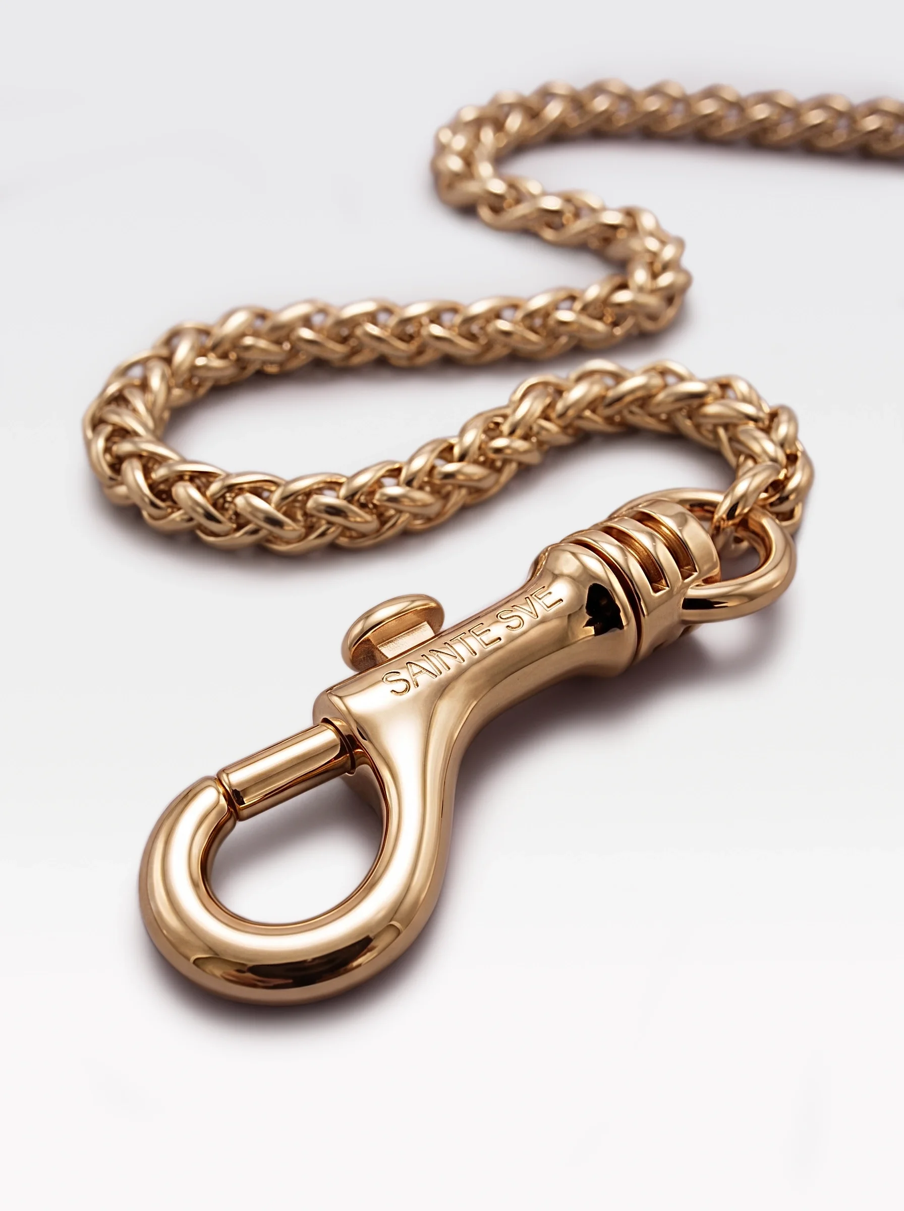 Close-up of the 24K gold-plated brass snap hook on the Spiga chain of the Sainte Sve Leash Croc