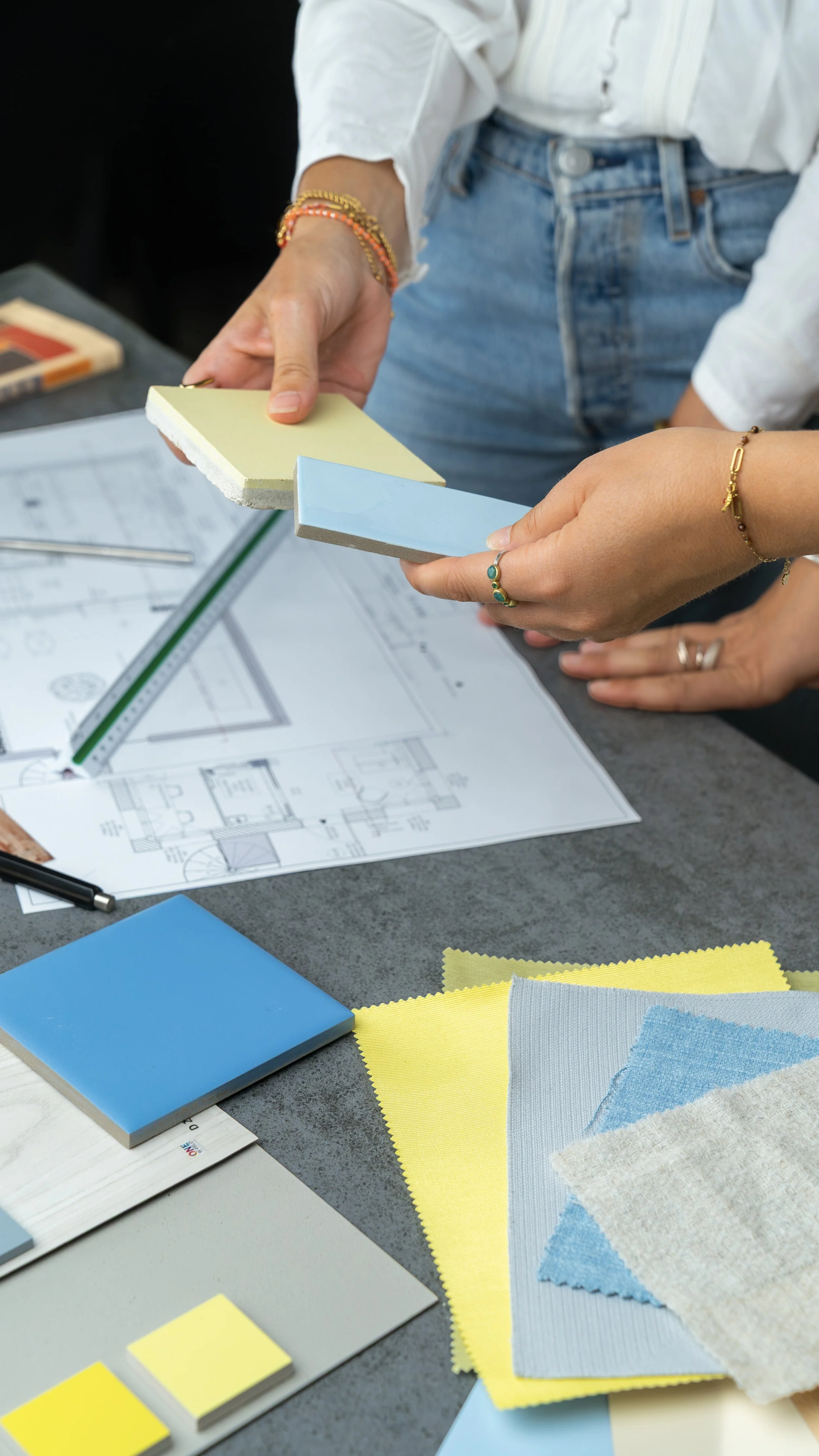 Sélection de matériaux et de couleurs pour un projet d’architecture intérieure.