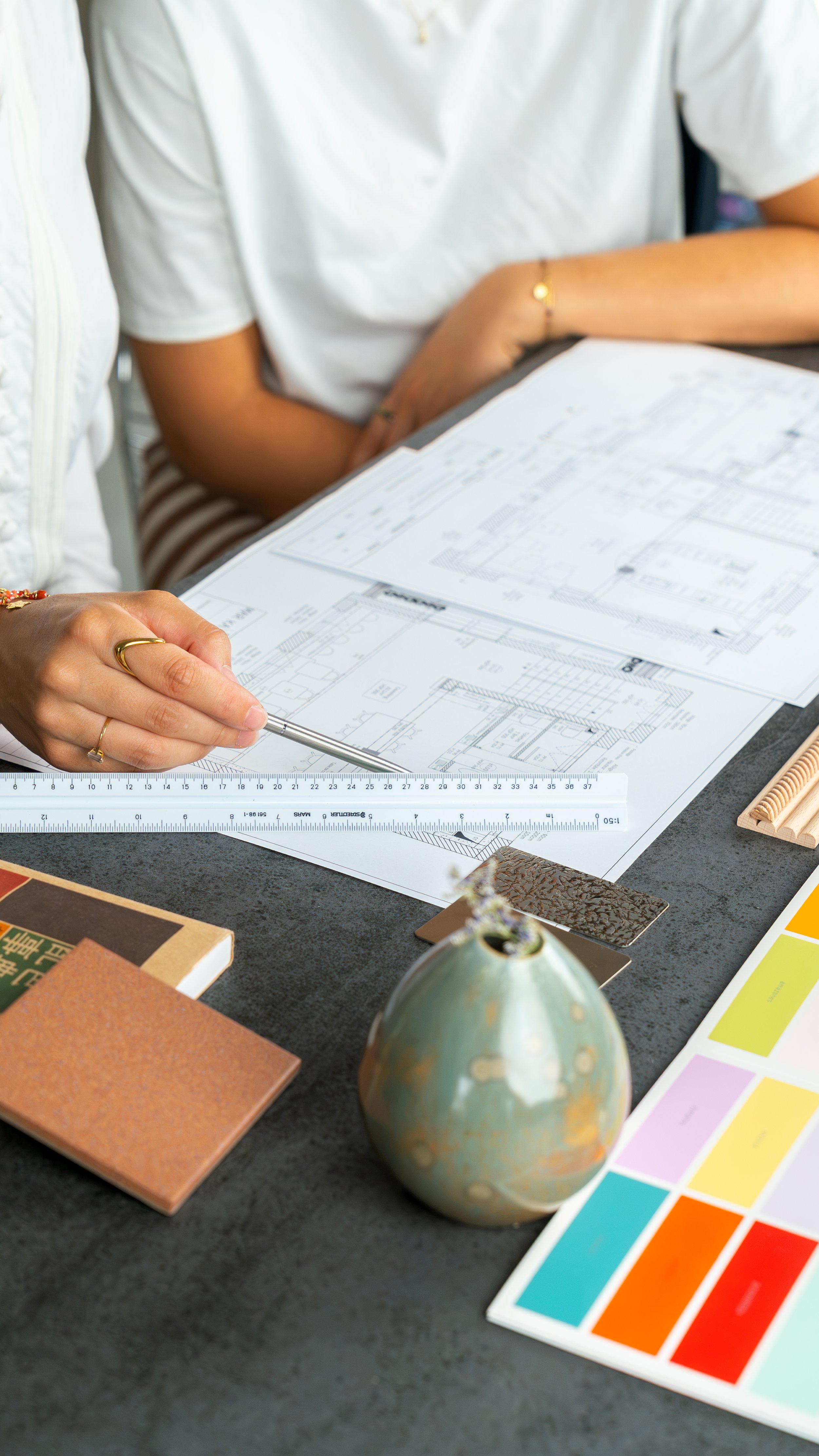 Travail de conception autour de plans, matériaux et choix de couleurs pour un projet d’architecture intérieure.