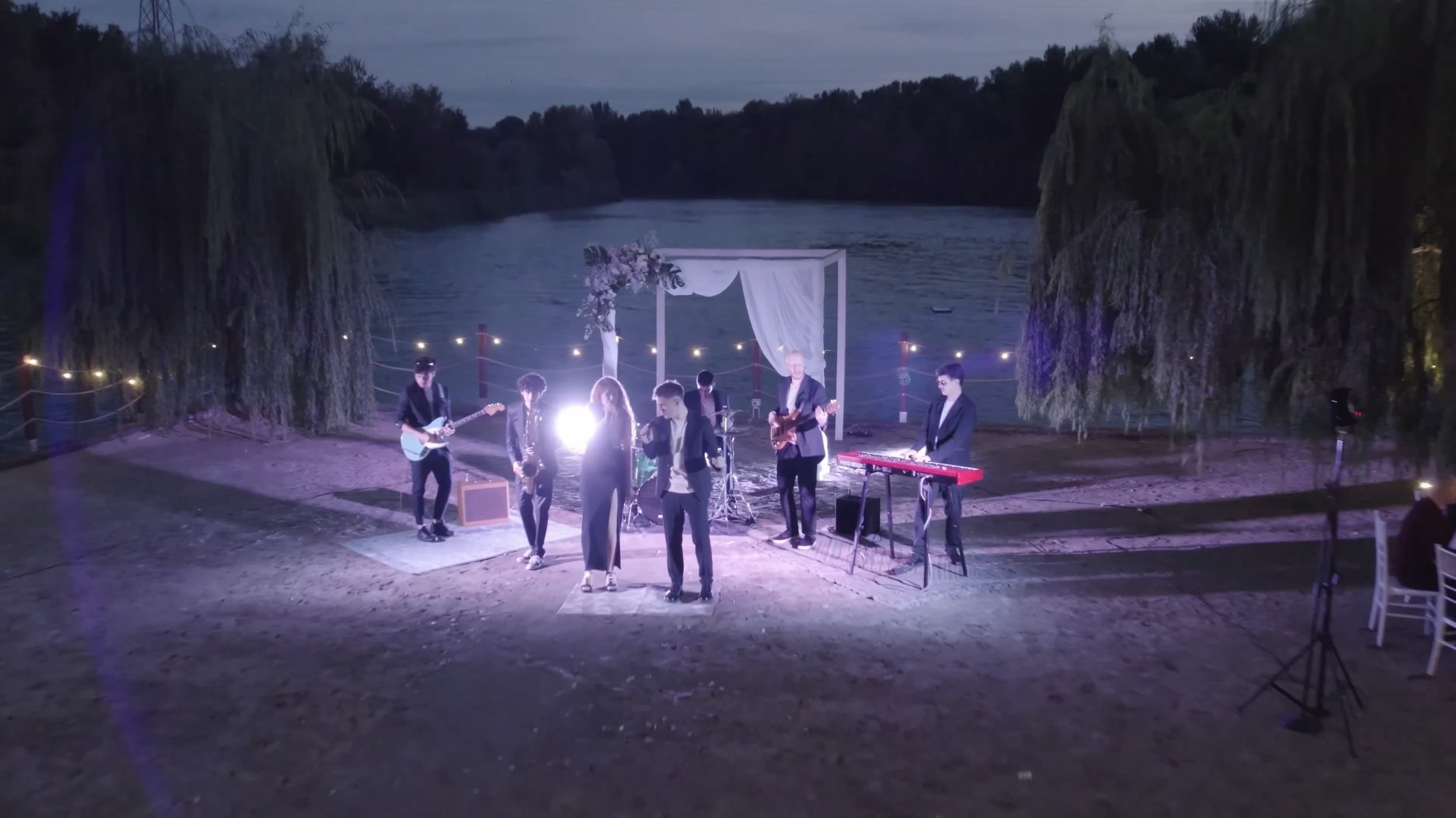 Groupe de musique Maison Velvet en concert au bord de l’eau pour une soirée de mariage à Lyon