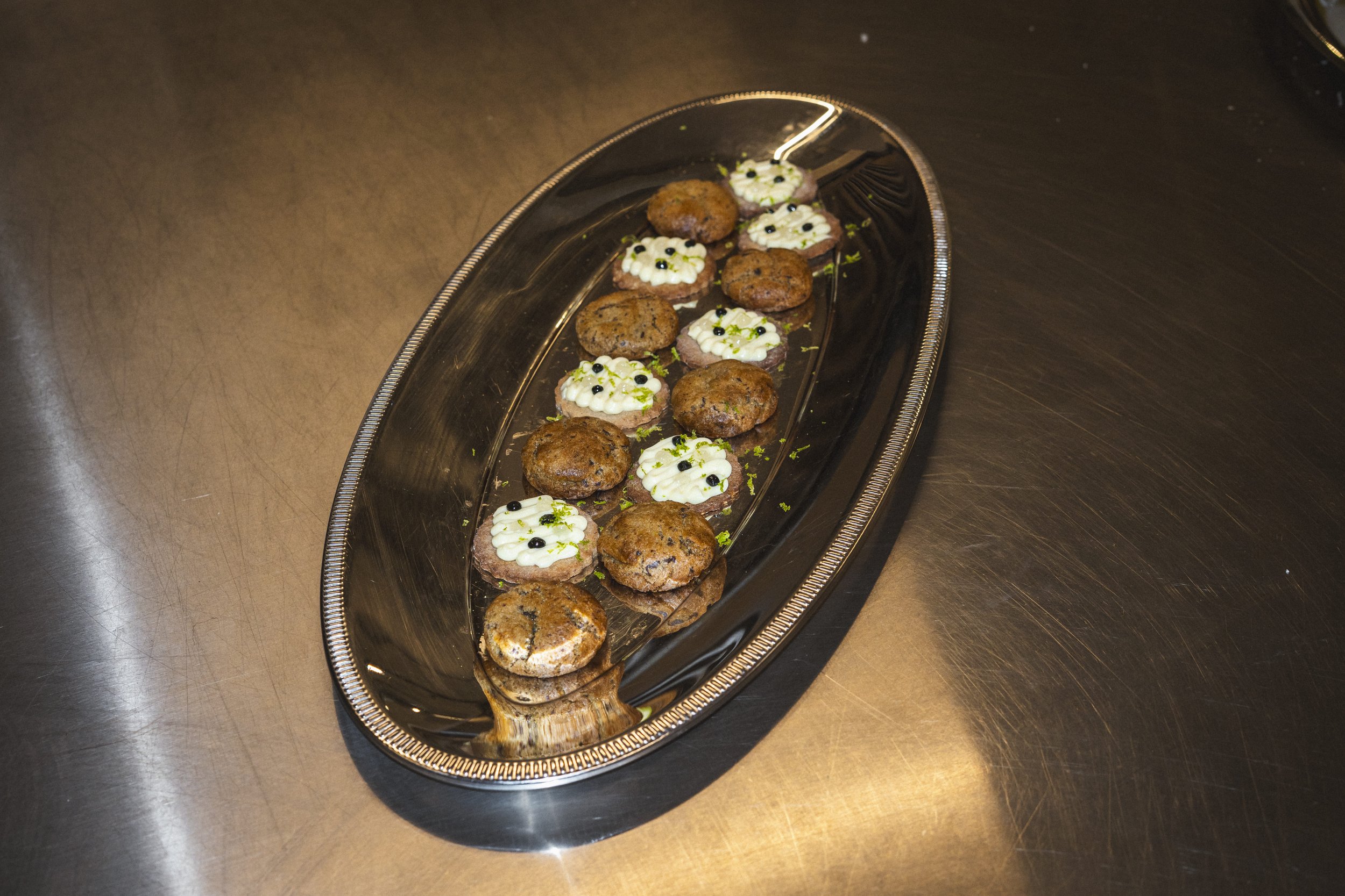 Assortiment de bouchées finger food pour un événement