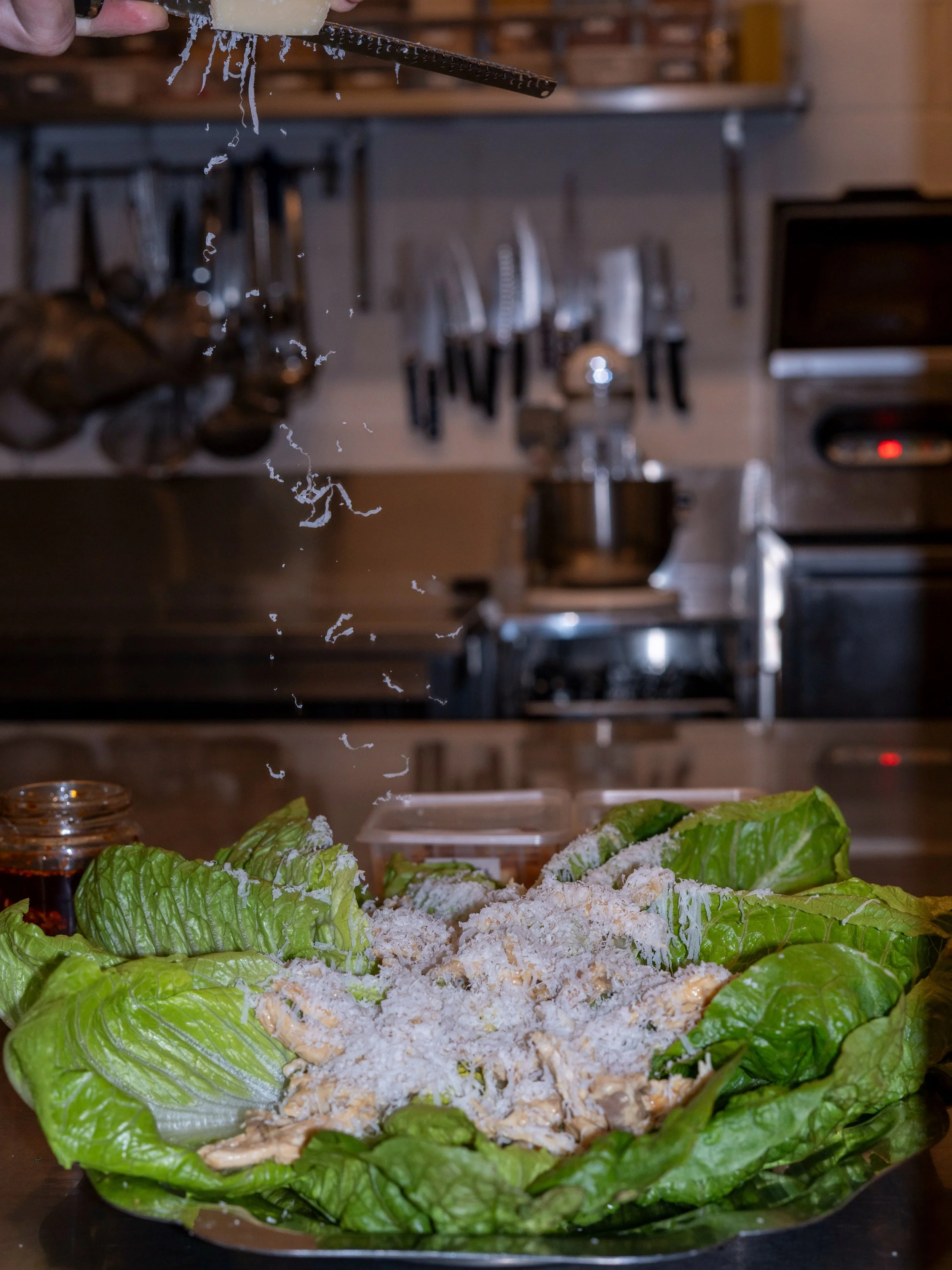 Bonnnn vu qu&rsquo;on est encore en &eacute;t&eacute;, je vais rester sur le registre salade, mais bon quitte &agrave; faire une salade, au temps la faire gourmande bien s&ucirc;r ! Salade qui peut &eacute;galement se d&eacute;cliner en bouch&eacute;
