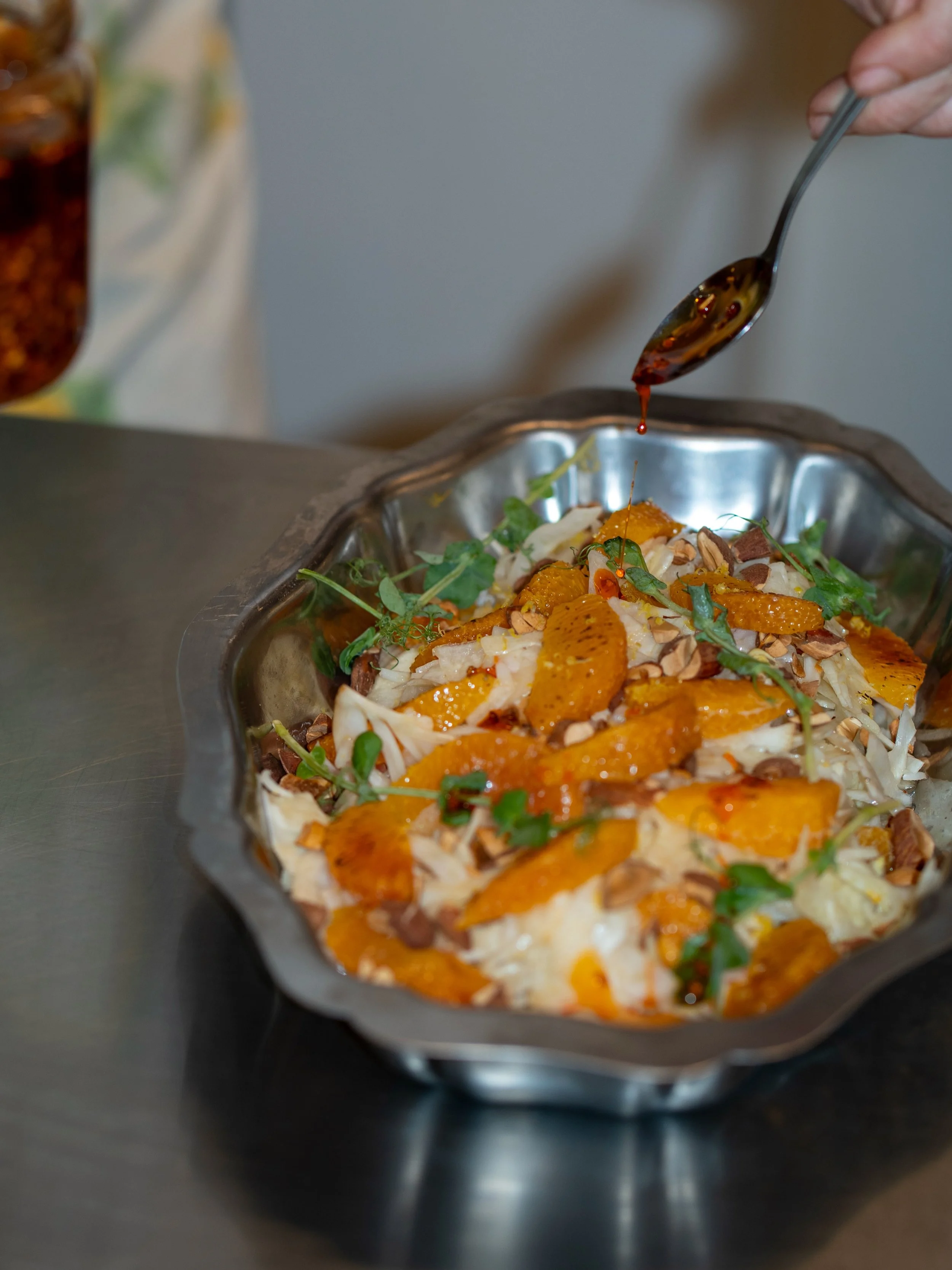 Une salade toute simple que j&rsquo;affectionne tant ! 

Du fenouil coup&eacute; finement &agrave; la mandoline, des supr&ecirc;mes d&rsquo;orange, des amandes torr&eacute;fi&eacute;es, de la chili oil (celle-ci ramen&eacute;e d&rsquo;Hong-Kong arrac