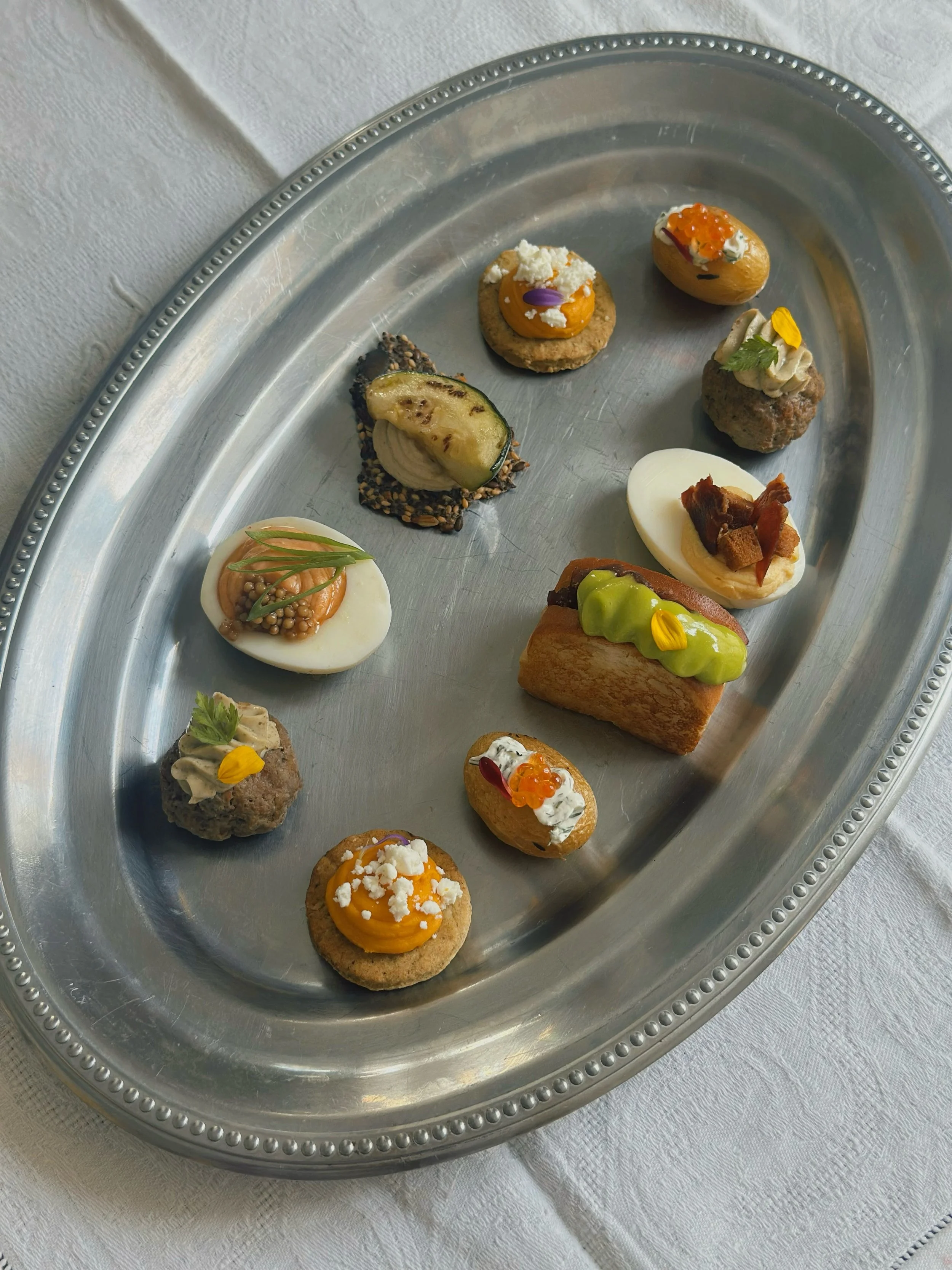 C&rsquo;est la rentr&eacute;e 🌞 et donc l&rsquo;occasion parfaite de r&eacute;fl&eacute;chir &agrave; comment attaquer ce mois de septembre au mieux !
Pour cela, j&rsquo;ai mis en place un catalogue de bouch&eacute;es &amp; finger food &agrave; d&ea