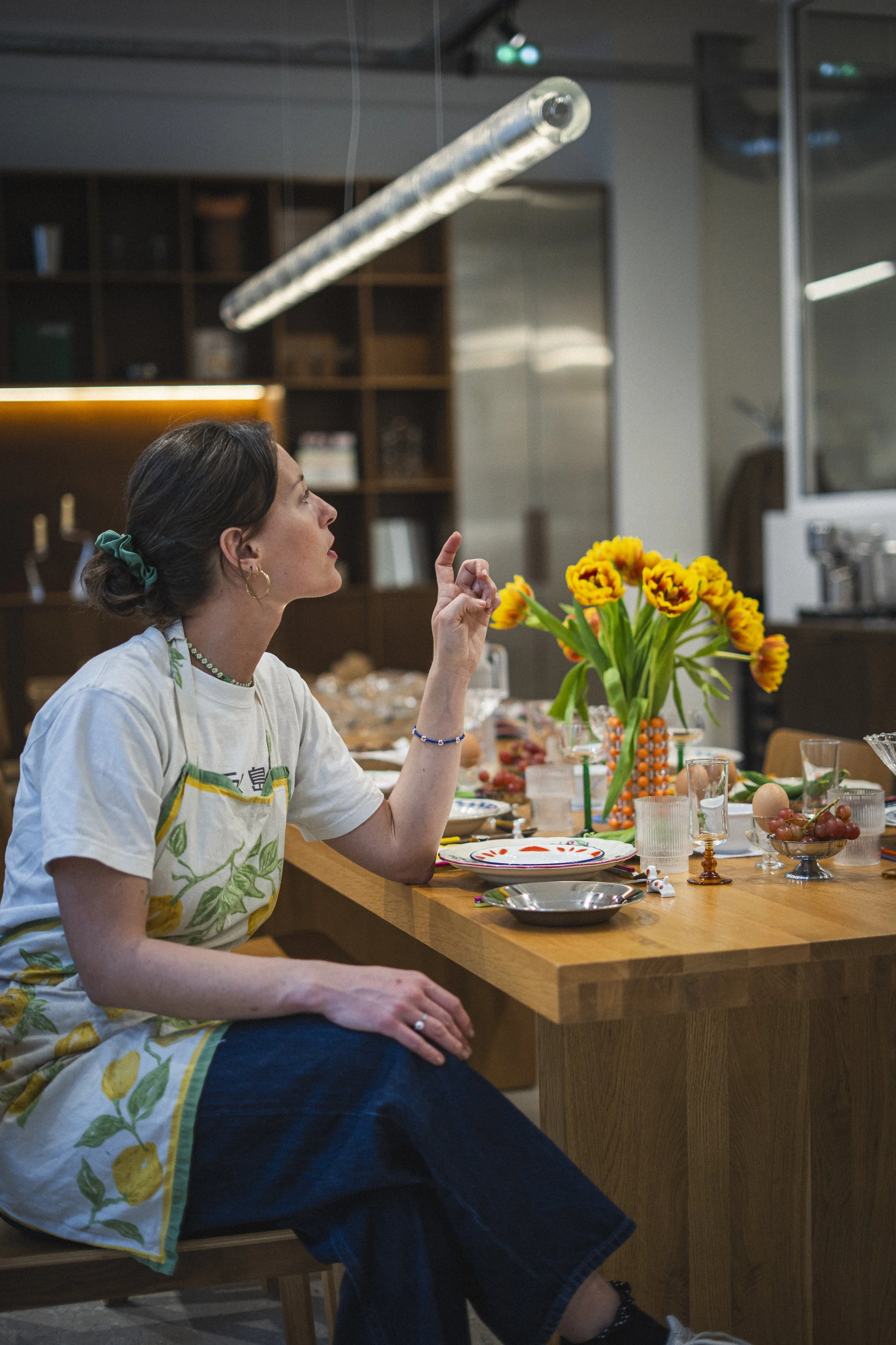 Audrey, fondatrice de Convives à Table, en cuisine
