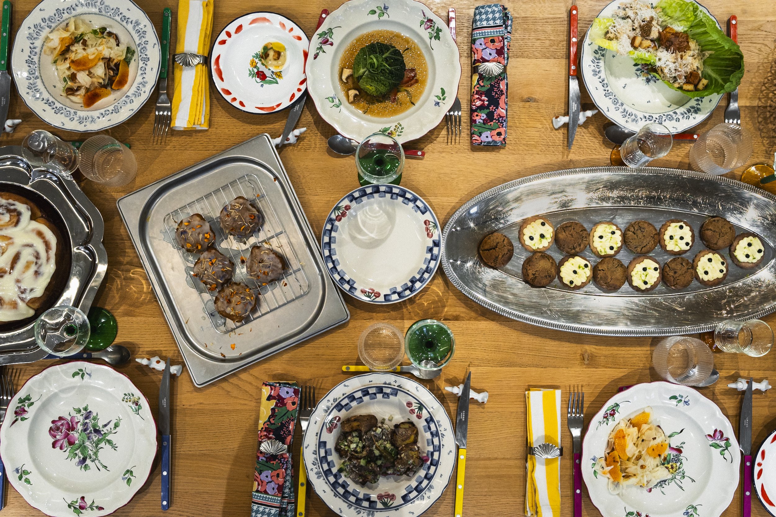 Grande tablée dressée pour un événement, avec plats à partager