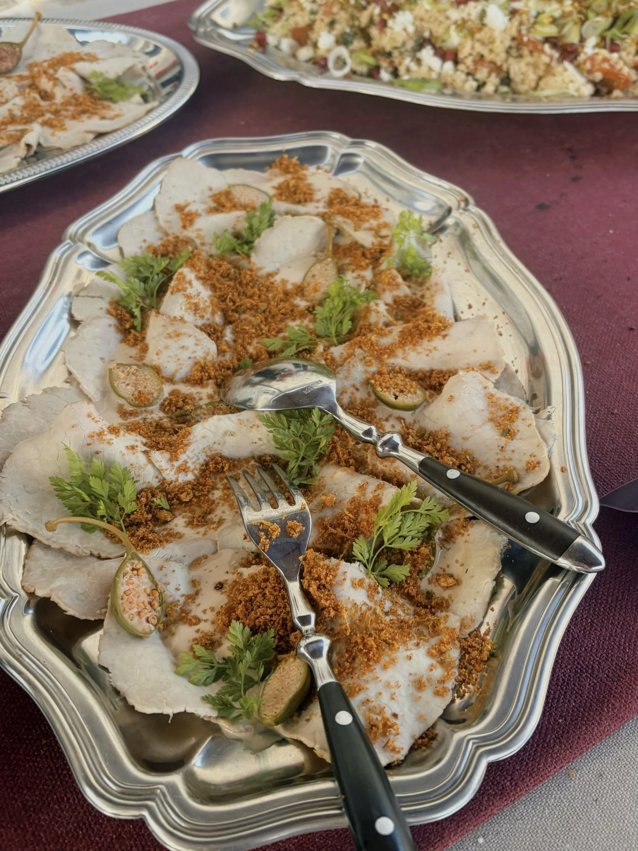 Grande tablée dressée pour un événement, avec plats à partager