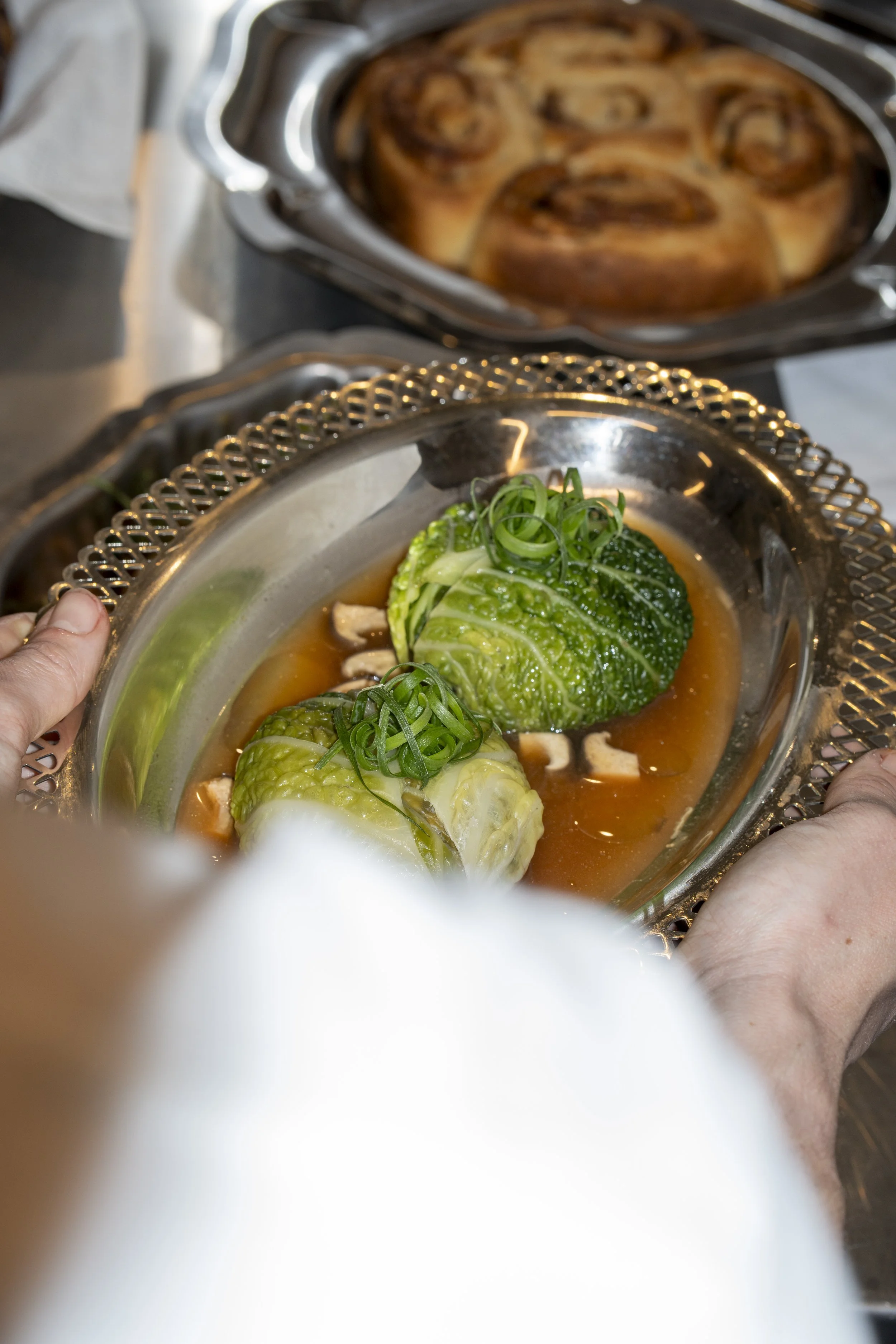 Grande tablée dressée pour un événement, avec plats à partager