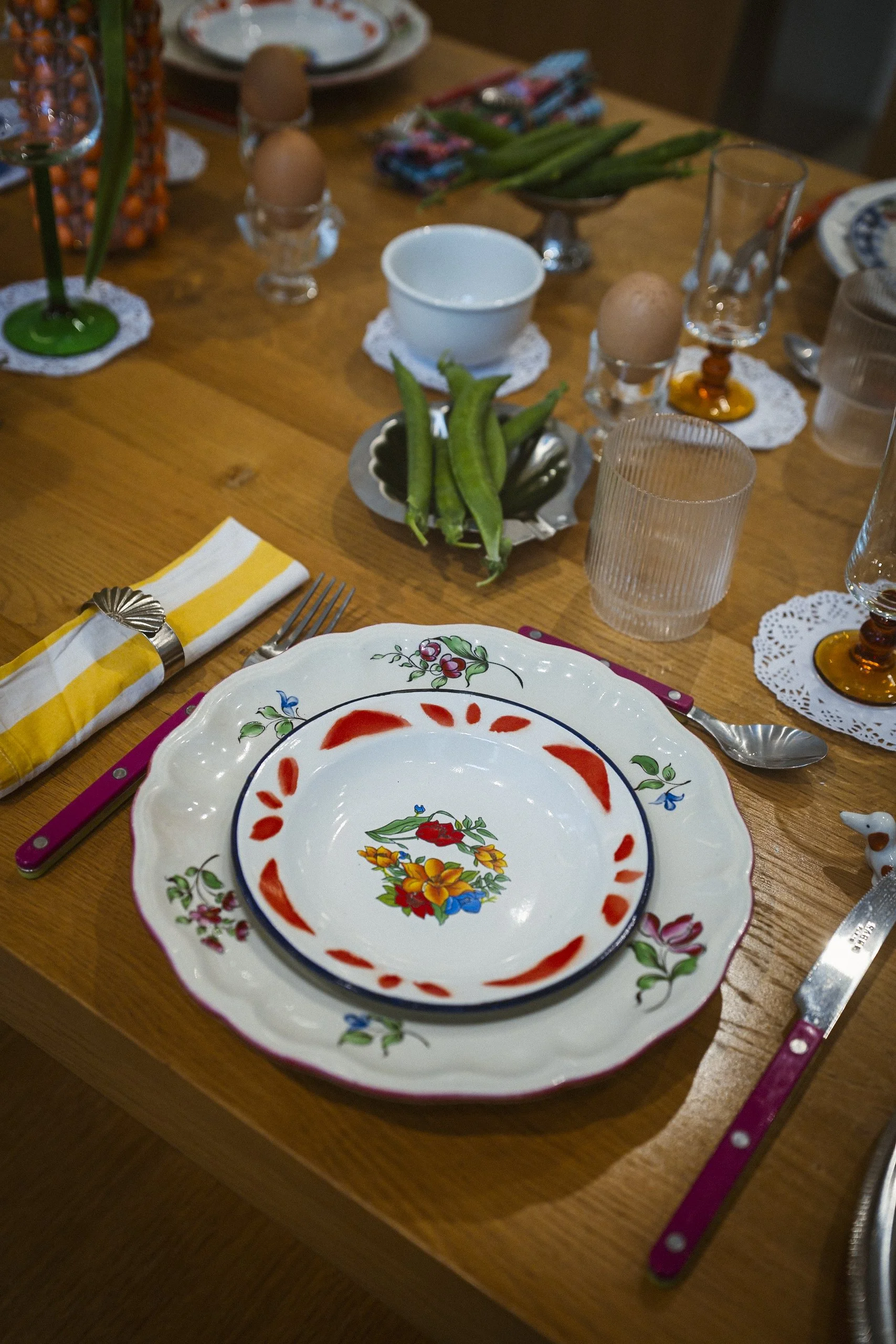 Grande tablée dressée pour un événement, avec plats à partager