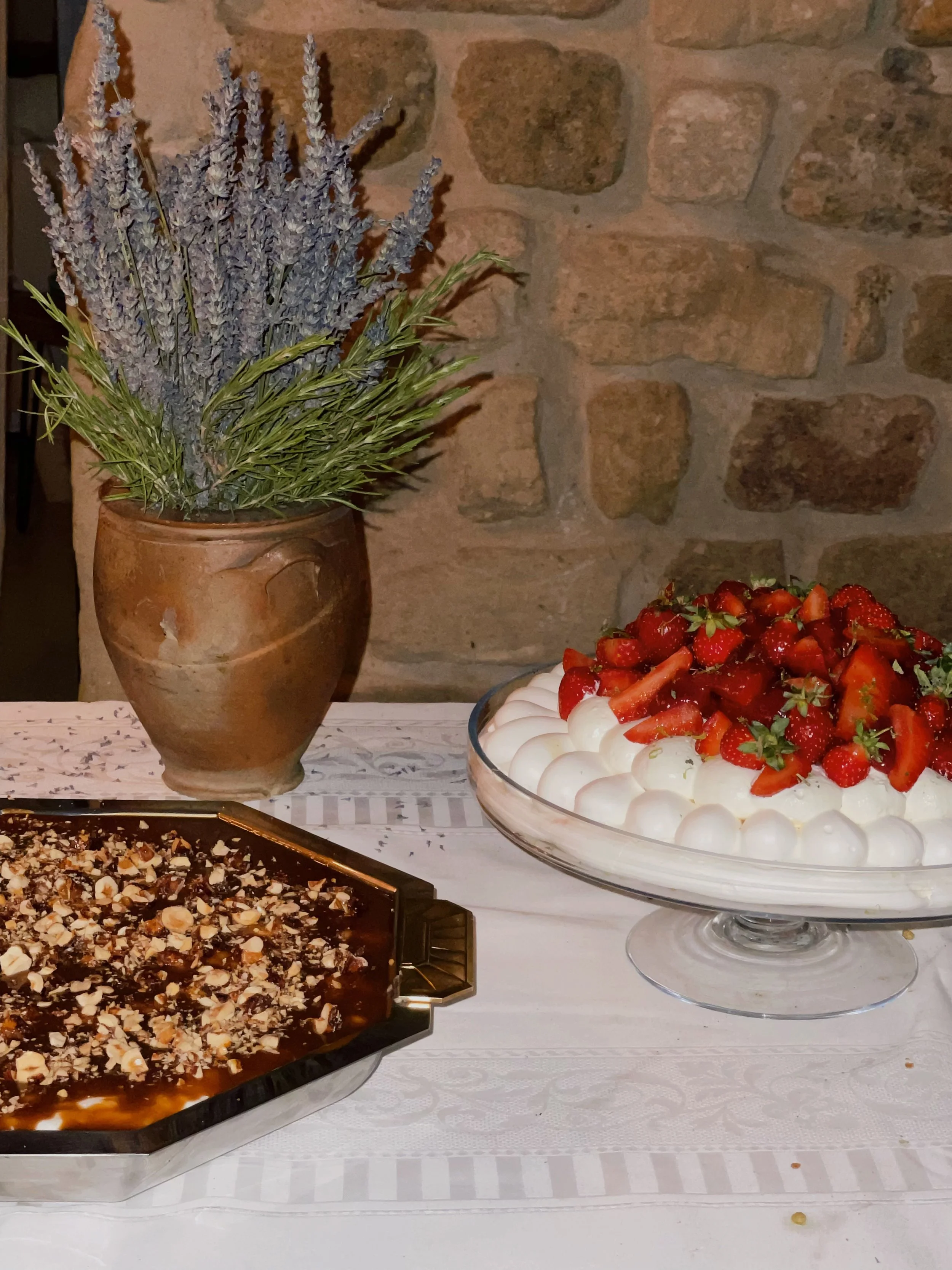 Grande tablée dressée pour un événement, avec plats à partager