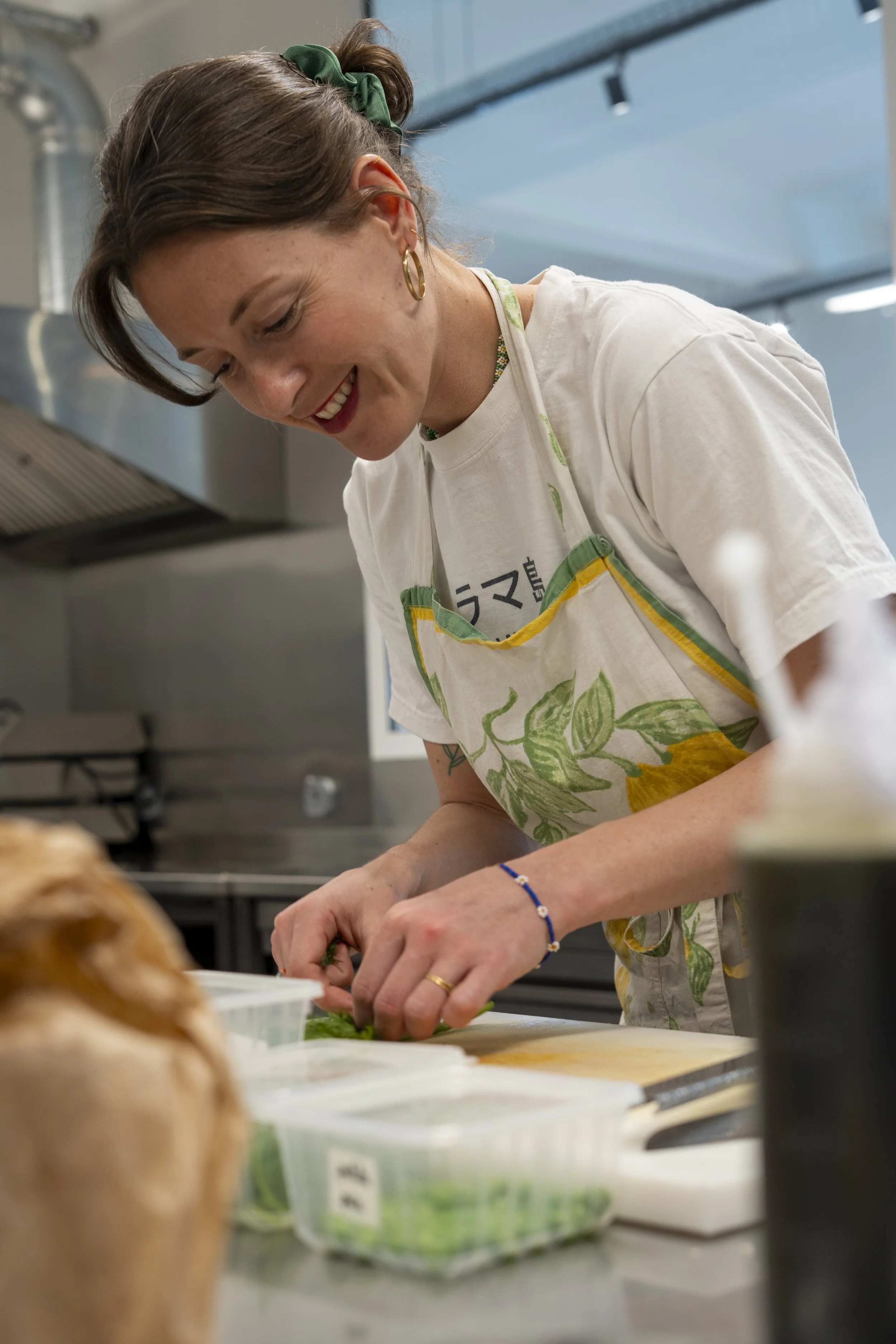 Audrey, fondatrice de Convives à Table, en cuisine