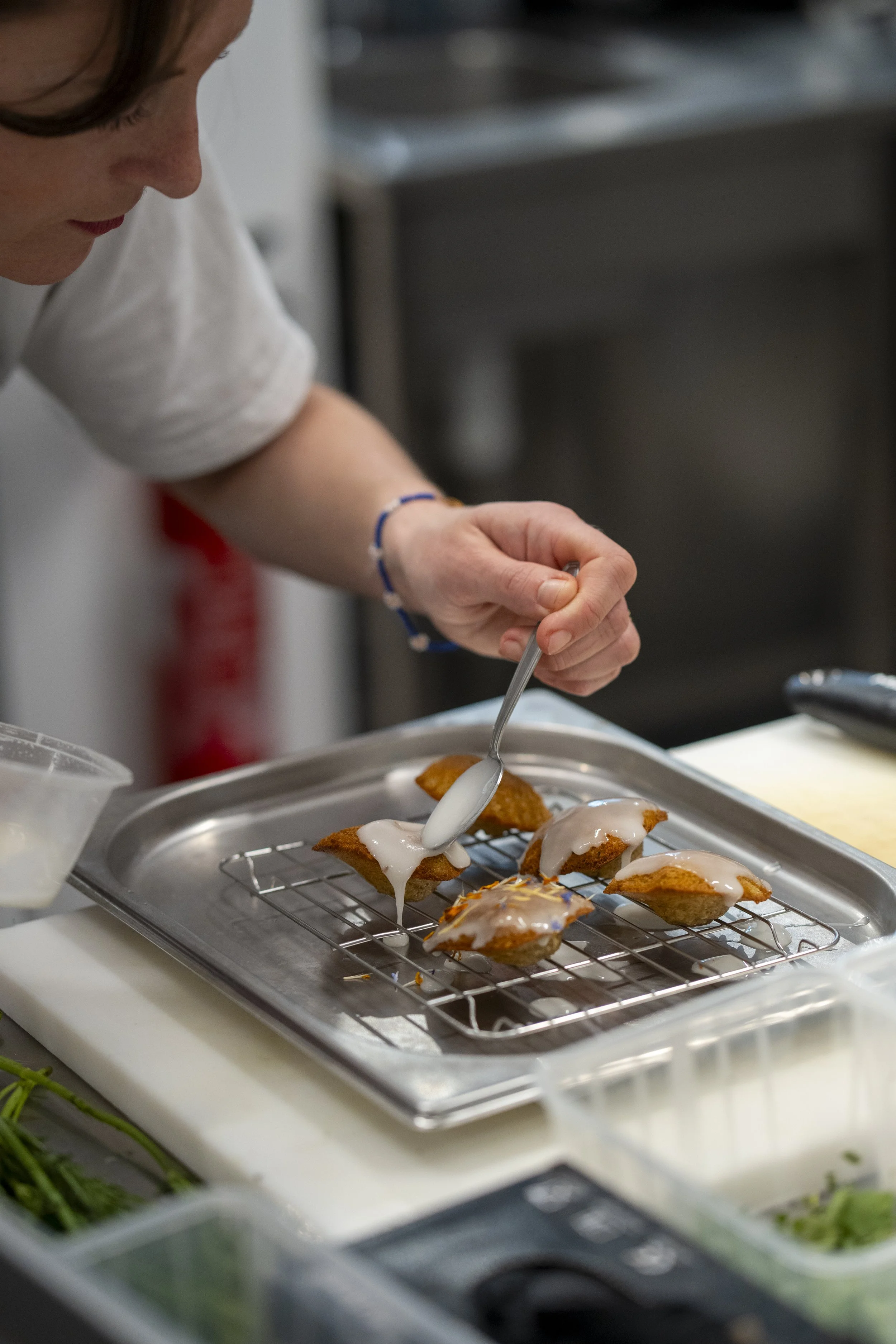 Préparation d'un plat en cuisine