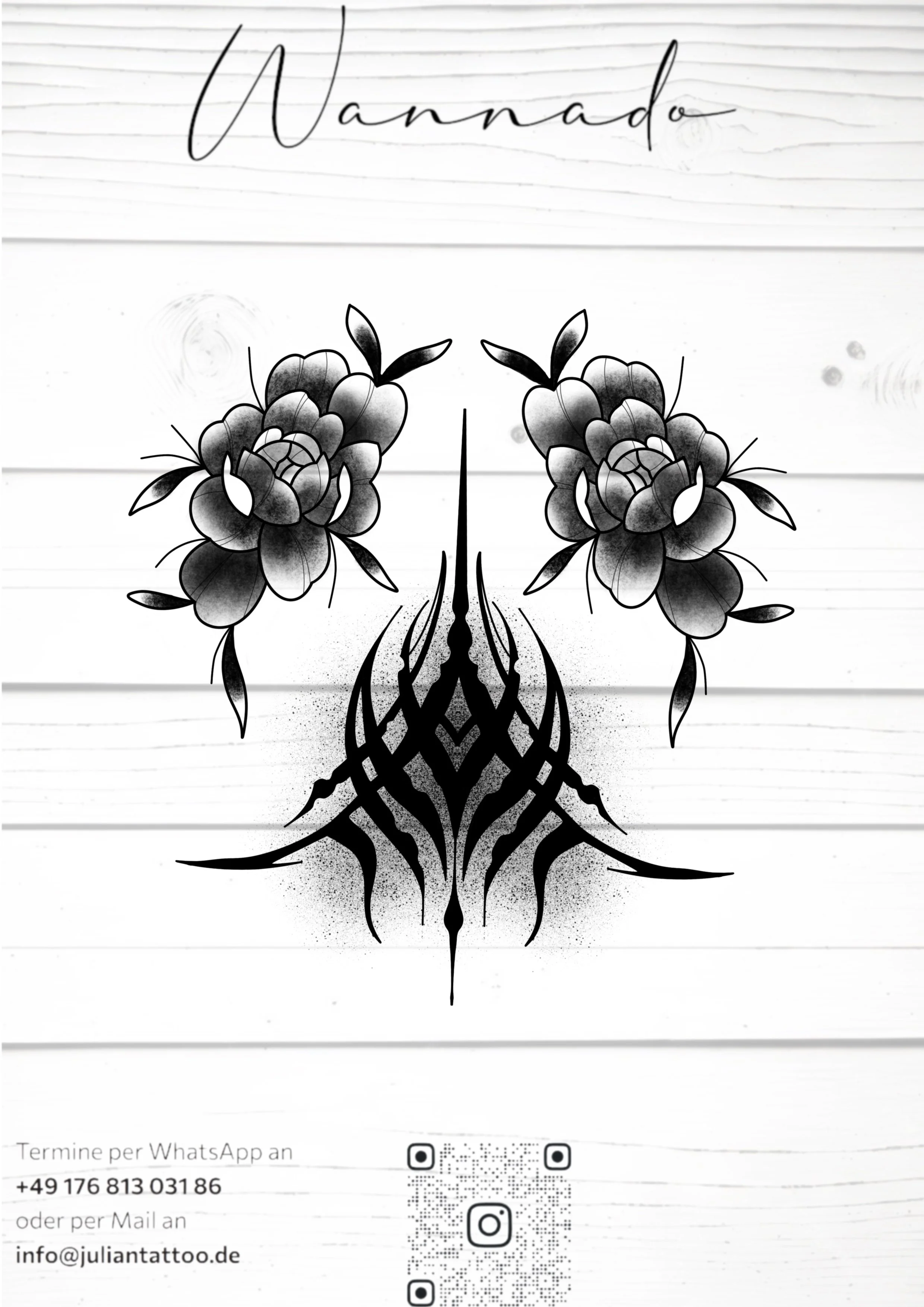Schwarzes Tattoo-Design eines Totenkopfes mit Blumen. Oben der Schriftzug 'Wanna do' auf weißen Holzplatten.
