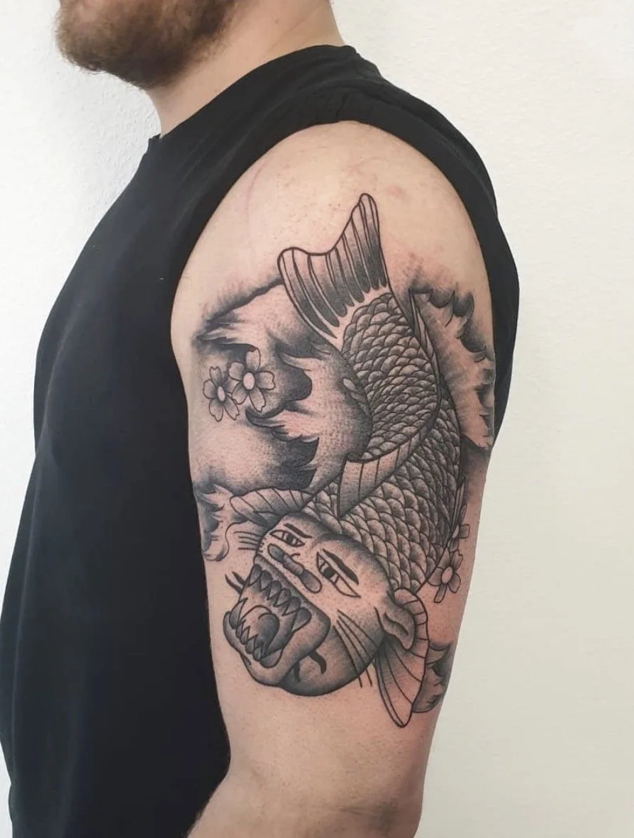 Schultertattoo eines Koi-Fischs und einer Blume