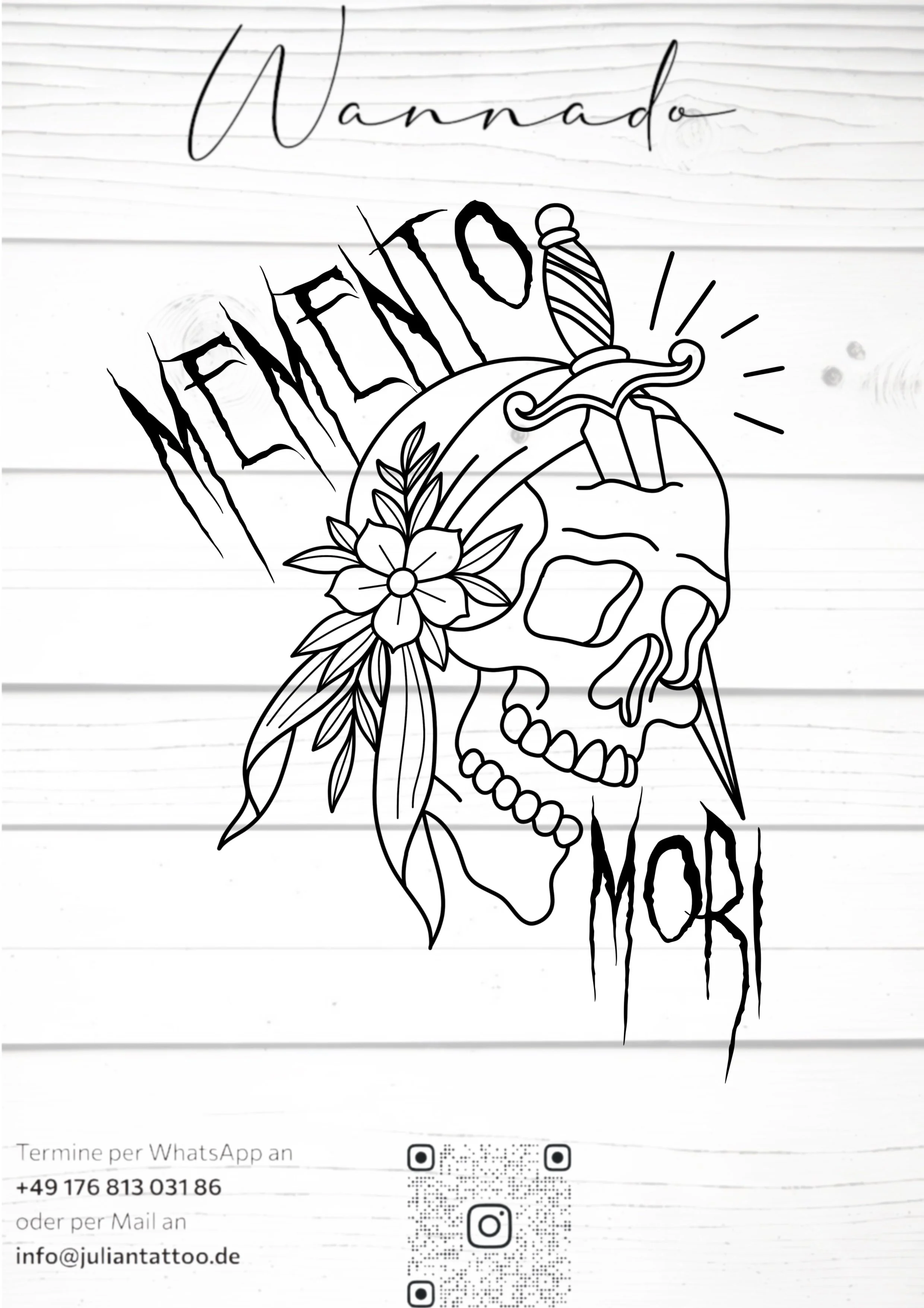Schwarz-weiß-Tattoo-Design mit Totenkopf, Blume, Feder, Messer, und dem Text ‚WANNADOUNTE‘ und ‚MOR‘, auf linierter Papier-Hintergrund, mit Kontaktinformationen und QR-Code