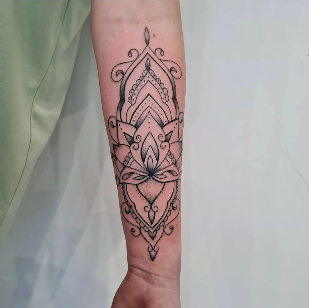 Schwarze Mandala-Tattoos auf Unterarm