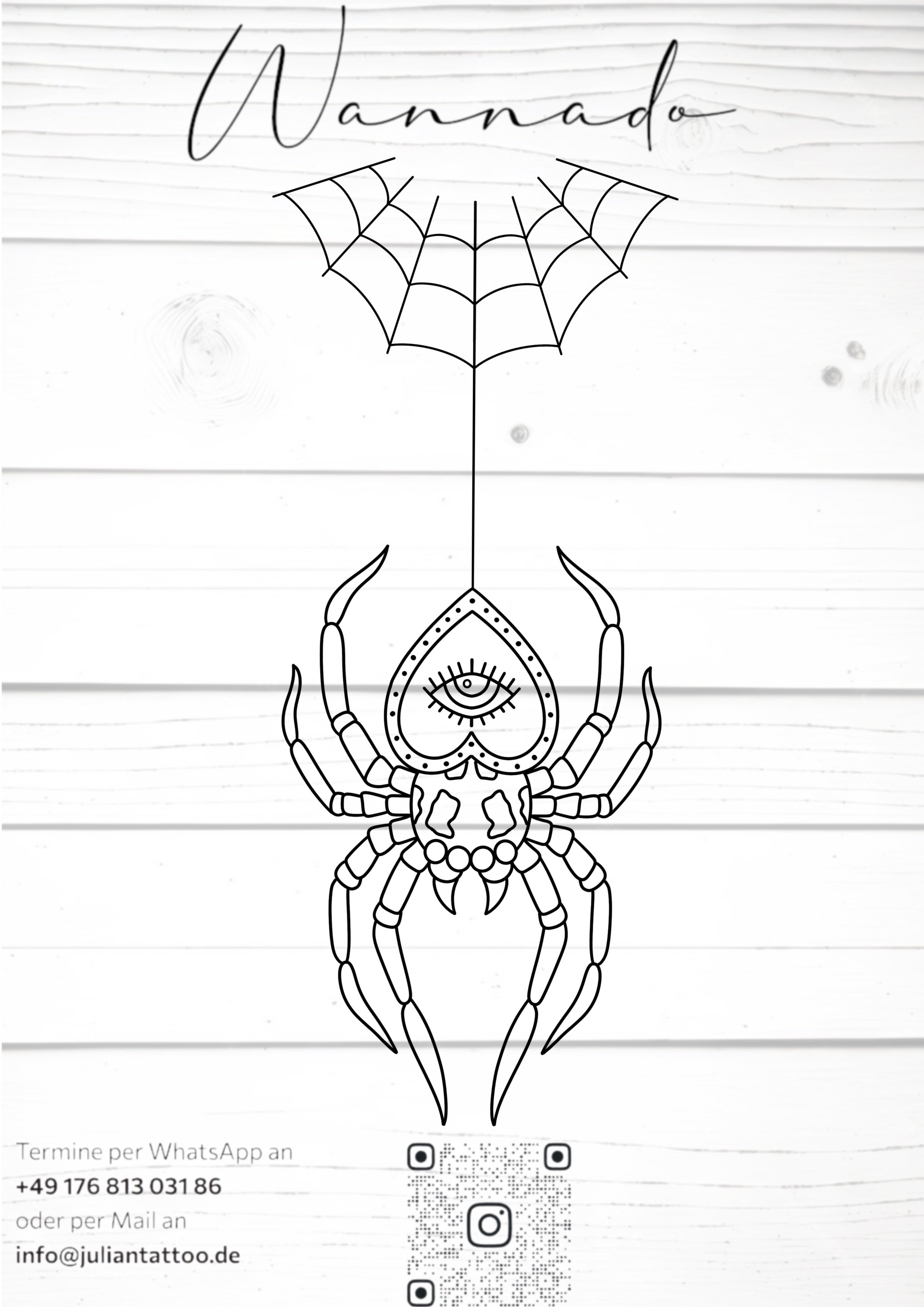 Schwarz-weiß-Tattoo-Design mit einer Spinne mit einer einzelnen Auge auf der Rückseite, umgeben von einer Herzform, ein Webmuster über der Spinne, das Wort 'Wannado' am oberen Rand, Kontaktinformationen mit QR-Code am unteren Rand auf einer weißen Wa