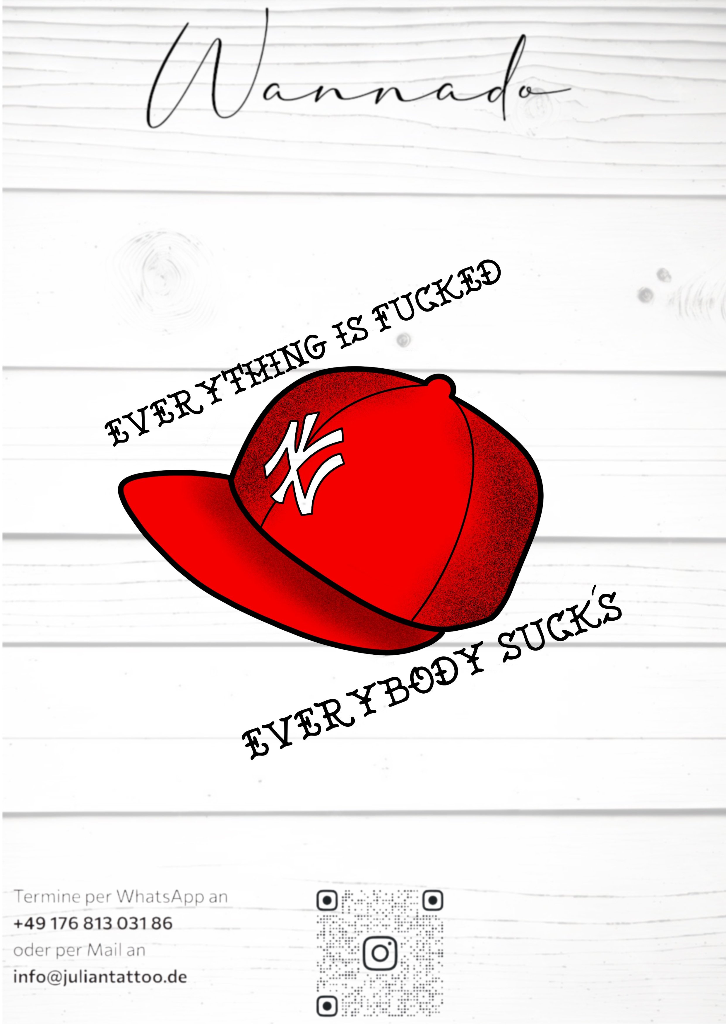 Ein weißes Holzbrett mit der Aufschrift 'Wannado' in eleganter Schrift, darunter ein rot lackierter Baseballcap mit NY-Logo, und ein Textbalken mit der Aussage 'EVERYTHING IS FOCKED'.