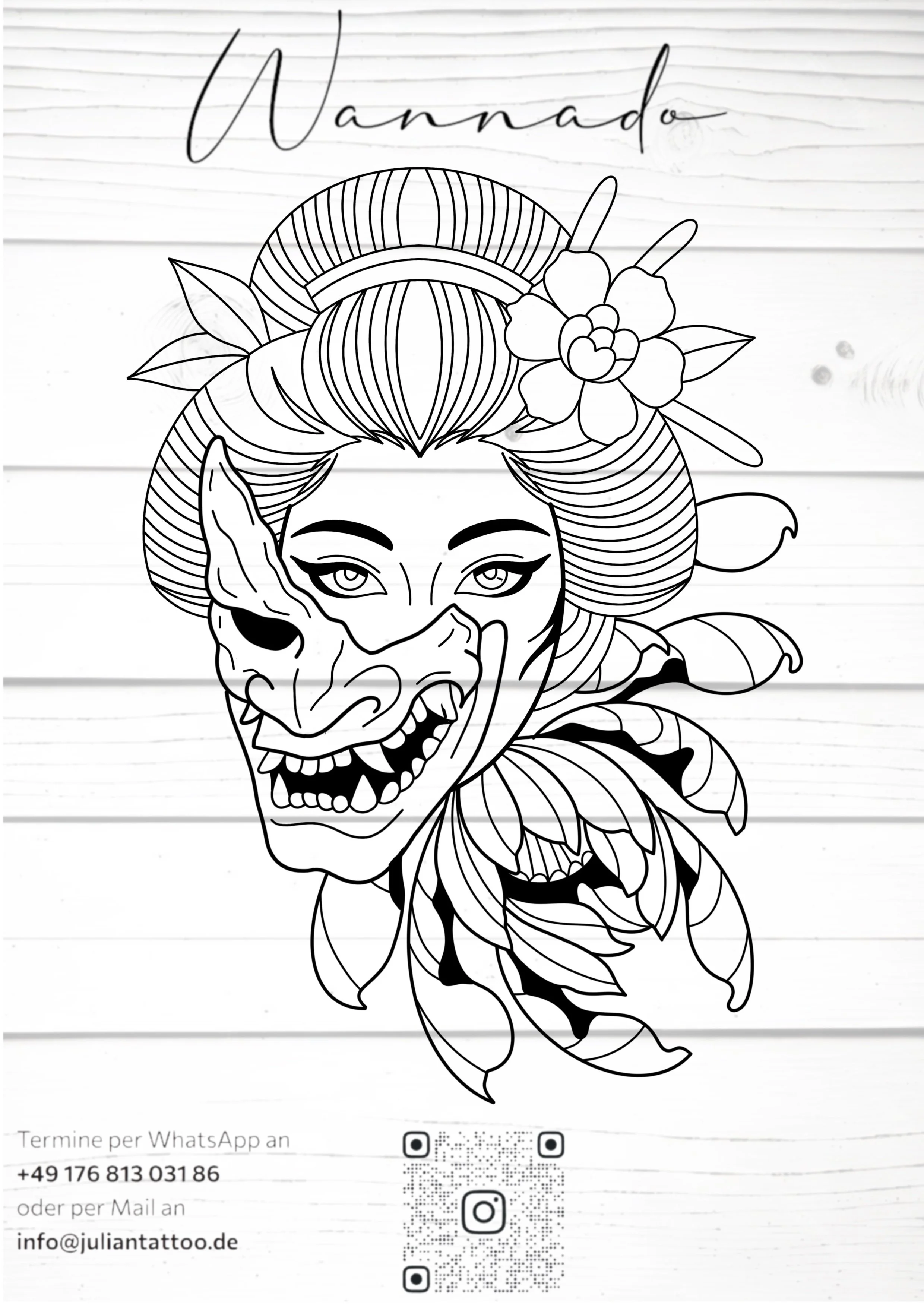 Schwarzweiß-Tattoo-Design einer asiatisch inspirierten Frau mit einem Dämonengesicht, Blumen und Blättern im Haar.
