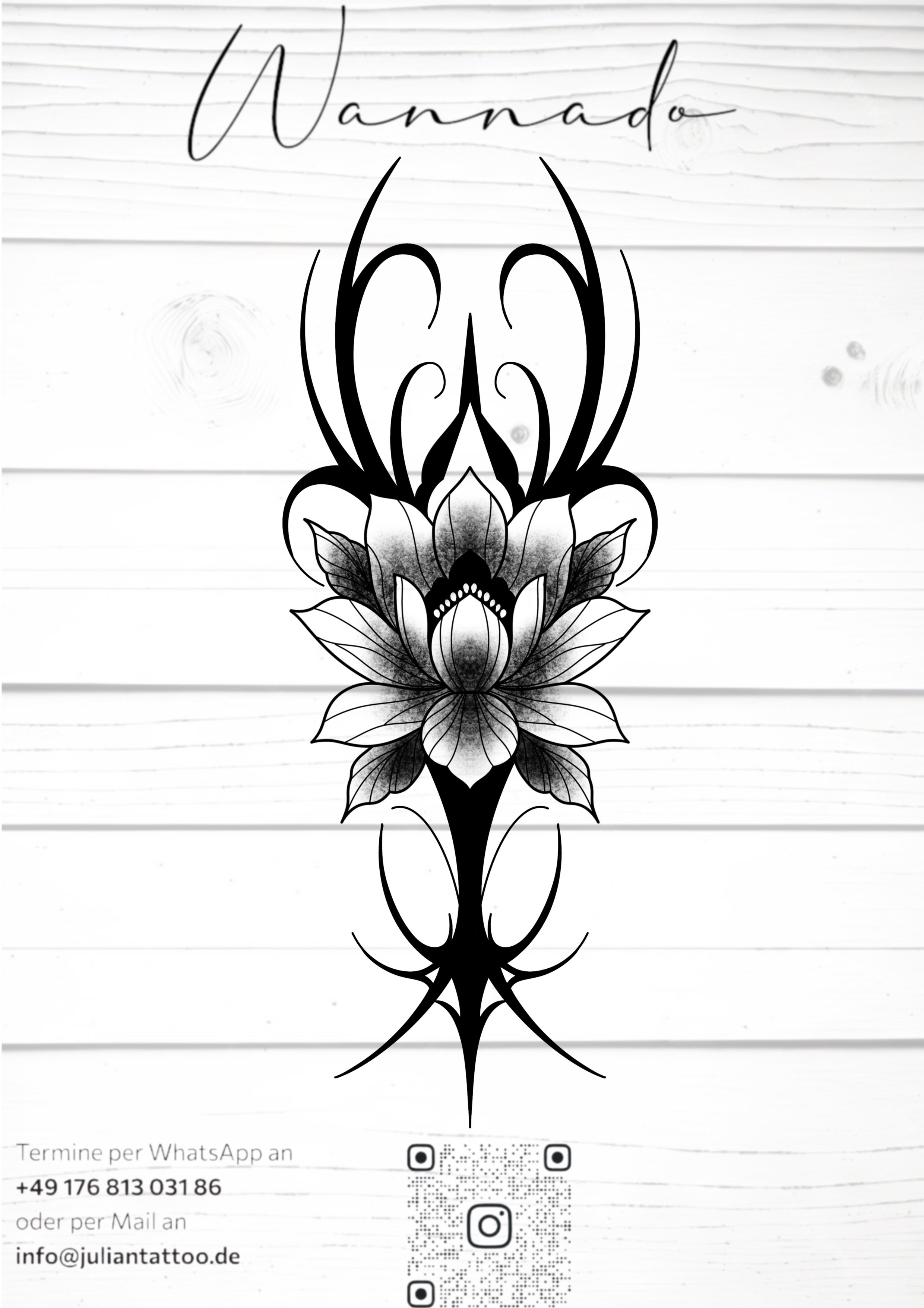Schwarzes Tätowierungssdesign eines stilisierten Lotusblumen- und Mandala-Musters auf weißem Hintergrund, oben mit der Schrift 'Wanno'.