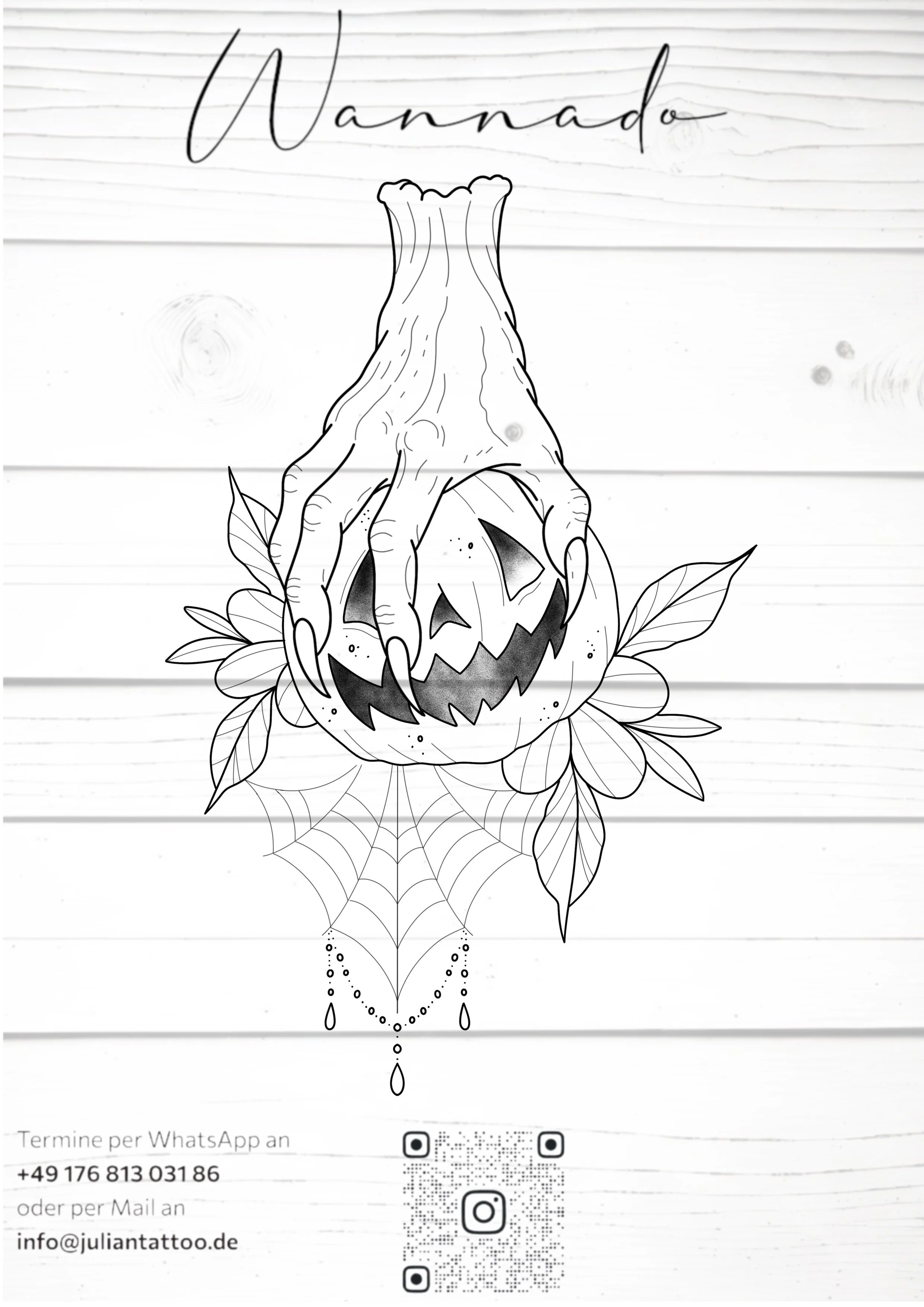 Schwarze und weiße Tattoo-Illustration eines Kürbisses mit einem Schädelgesicht, umgeben von Sonnenblumen, Spinnennetzen und Tropfen, mit Kontaktinformationen und QR-Codes darunter.