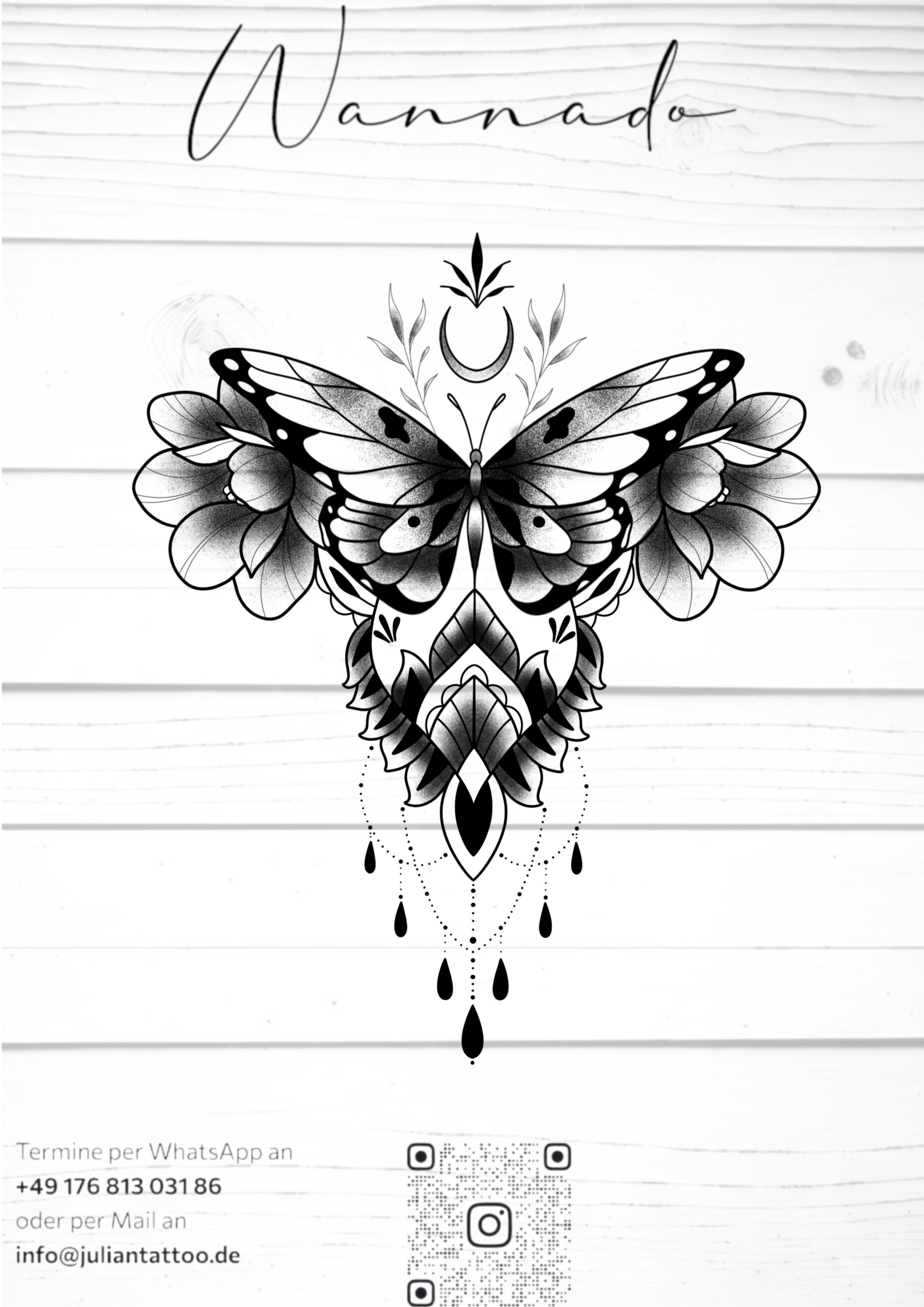 Schwarz-weiße Tattoo-Design mit Schmetterling, Blättern, Mond und Droplet-Elementen, oberhalb der Kontaktinformationen auf Linien-Hintergrund.