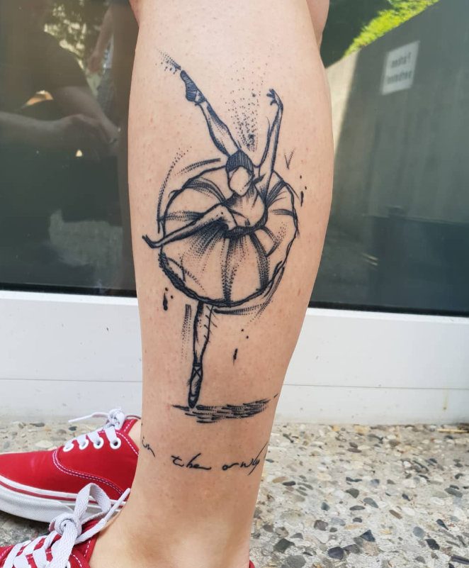 Tattoo eines tanzenden Balletttänzers auf dem Unterschenkel einer Person, mit dem Text 'you only' darunter.