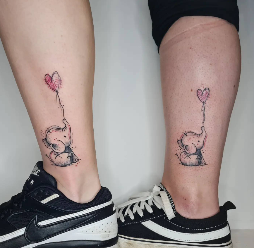 Tattoo eines weinenden Elefanten, der einen Herzballon hält, auf beiden Waden.