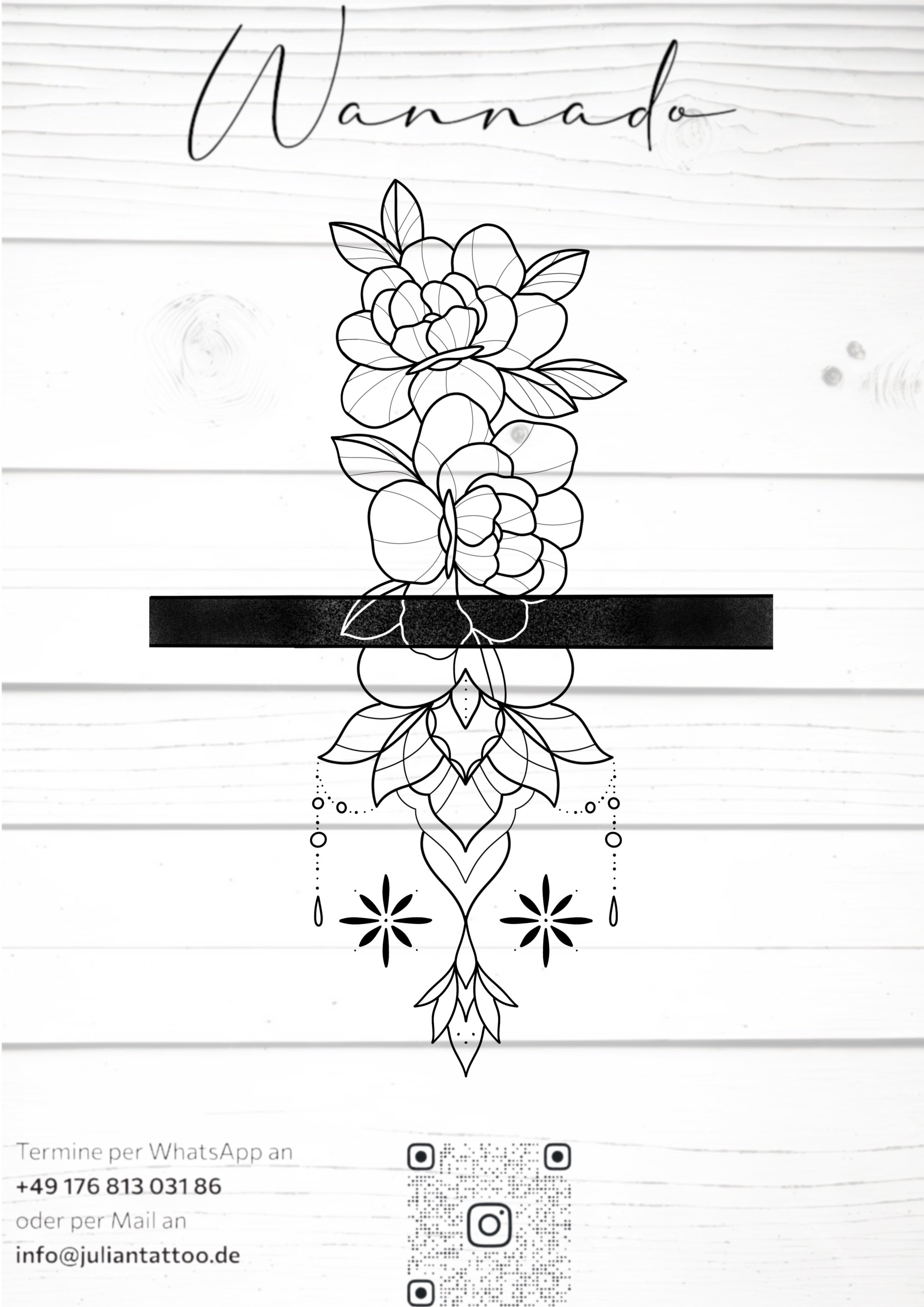 Schwarz-weiß-Illustration eines Tattoos mit floralem Design, Bögen, Perlen und kleinen Blumen, mit dem Schriftzug 'Wannado' oben. Kontaktinformationen und QR-Codes am unteren Rand.