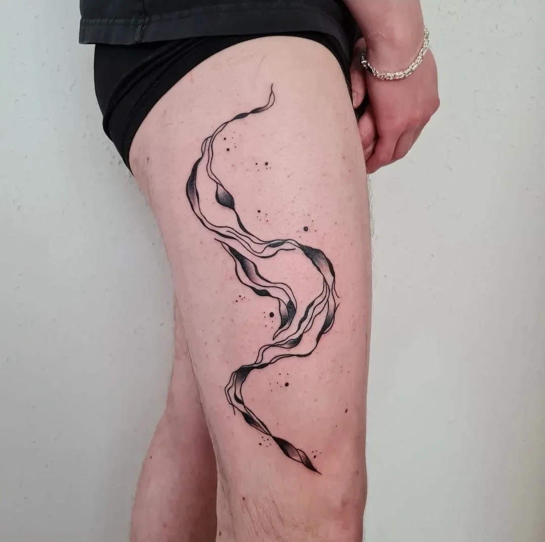 Tattoo eines schwarzen, abstrakten, fließenden Linienmusters auf dem Oberschenkel eines Mannes