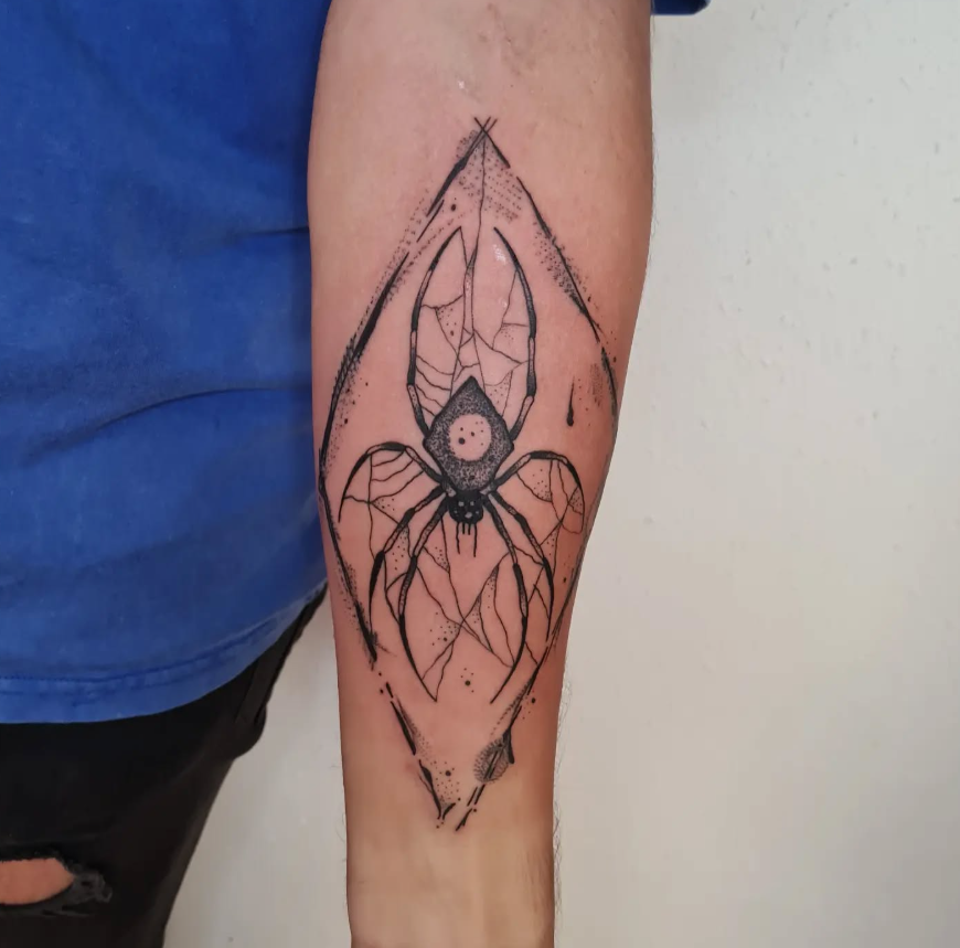 Tattoo eines Spinners mit geometrischem Design auf dem Unterarm.