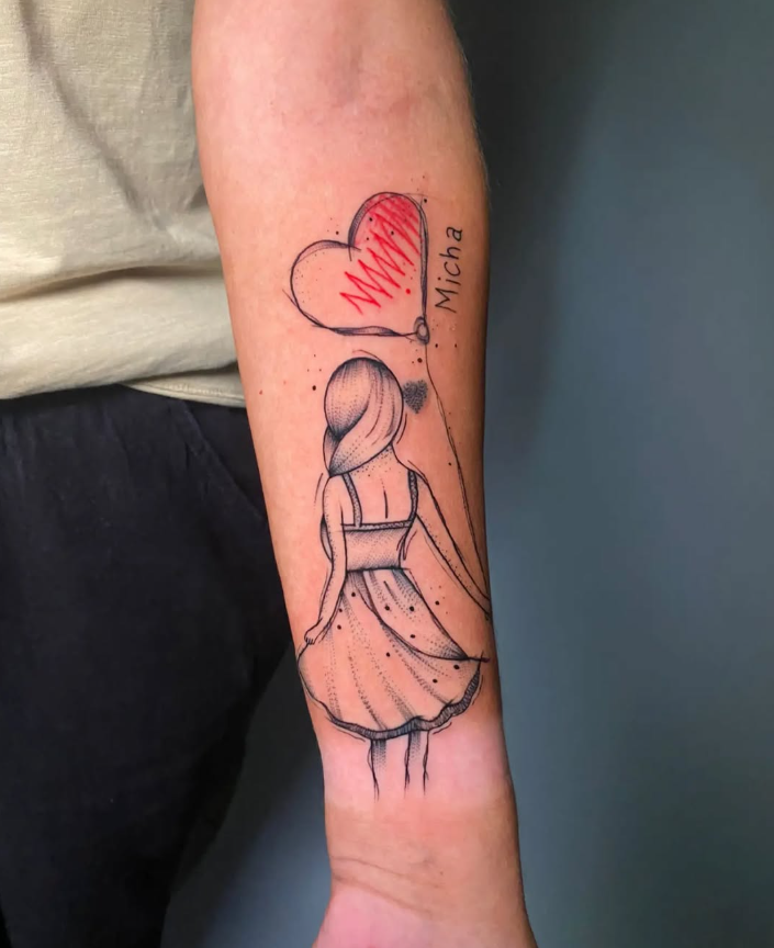 Tattoo eines Mädchens mit langem Haar in einem Kleid, das nach oben schaut, während es einen Herzballon hält. Der Herzballon ist teilweise rot ausgefüllt mit roten Linien, und daneben steht das Wort "Micha".