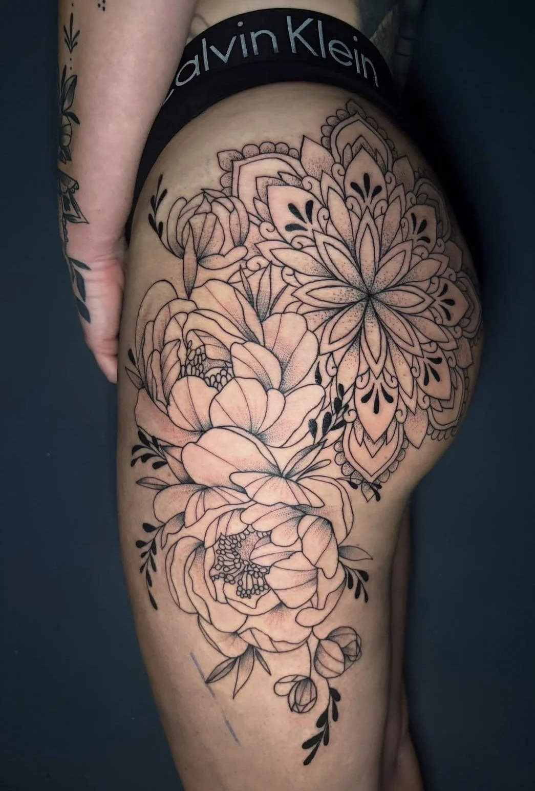 Leere Schwarze und rosa Blumen-Tattoo auf Oberschenkel, mit  Calvin Klein Unterwäsche