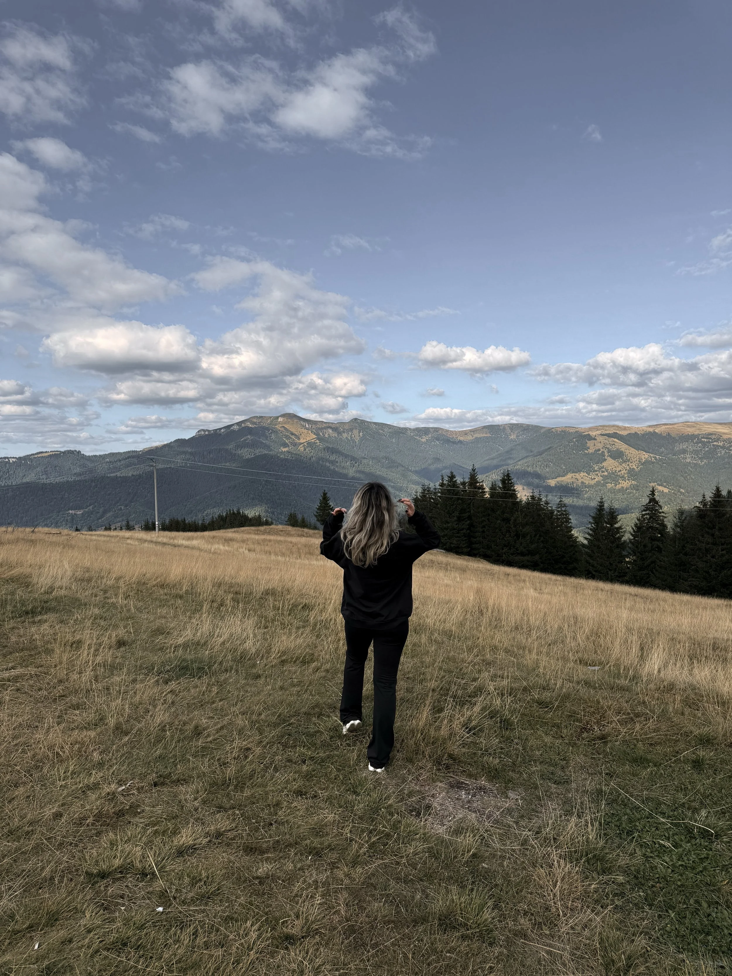 Știu ca probabil pare un clișeu, &icirc;nsă chiar &icirc;mi iubesc țara. &Icirc;nsă iubesc să fiu turist &icirc;n ea. Să descoper locuri și tradiții de acasă, să mă &icirc;ncarc cu energie bună din natură. 

Foarte greu mi-a fost ani la r&acirc;nd c&