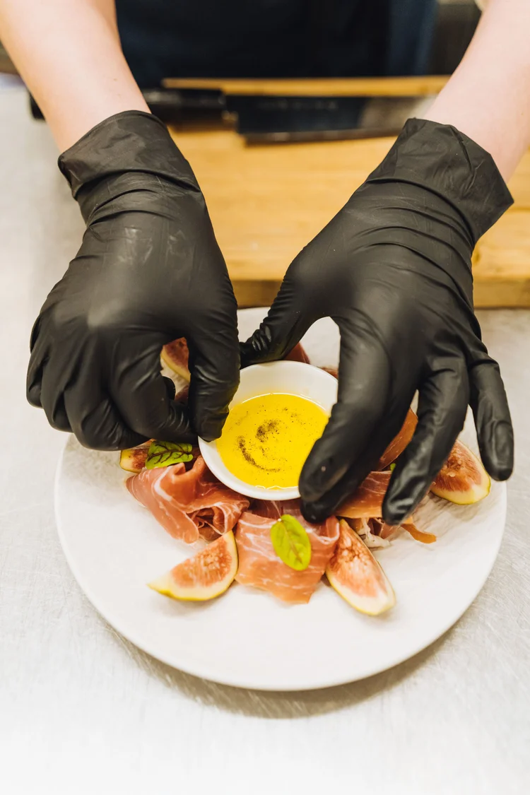 Kok van Equa Vita bereidt de lunch in een kantoorkeuken
