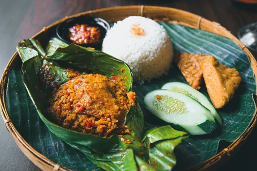 Indonesische rijsttafel met verschillende gerechten
