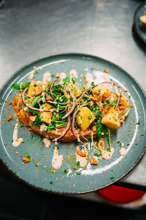 Lunchbuffet klaargezet in een bedrijfsrestaurant