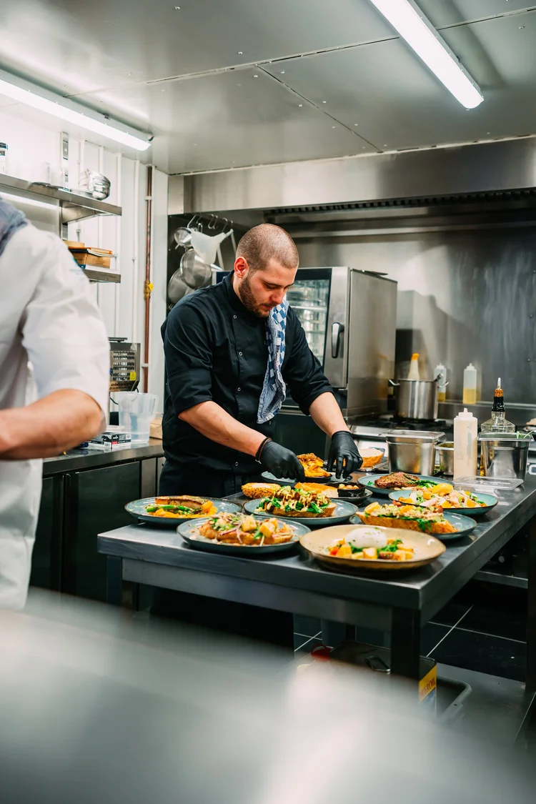 Kok maakt borden op in een bemand bedrijfsrestaurant