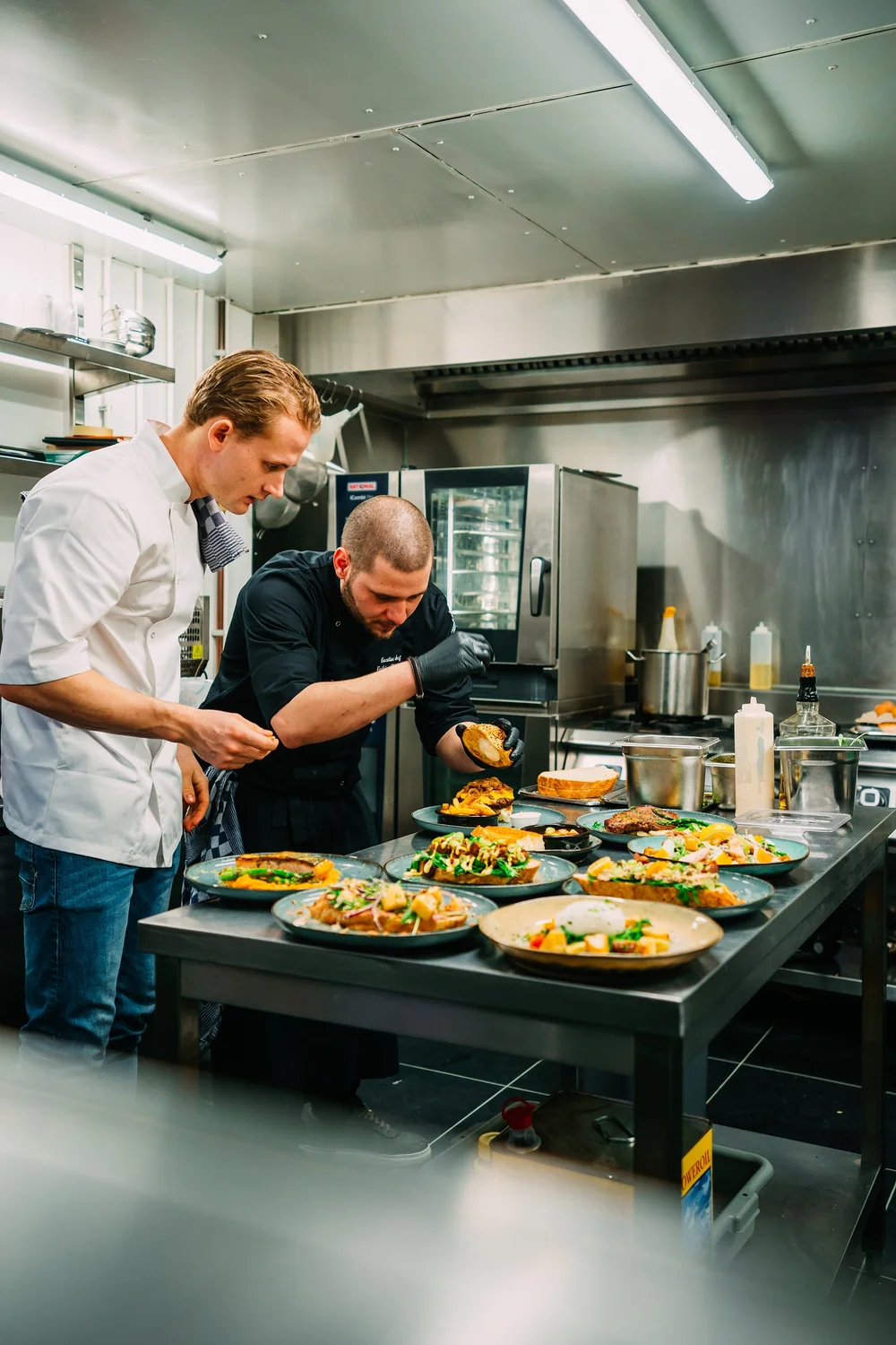 Koks van Equa Vita maken de lunch op in een kantoorkeuken