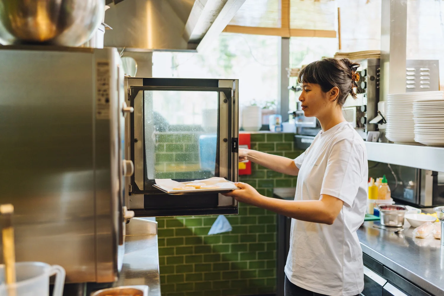 Kok van Equa Vita aan het werk in een Amsterdamse kantoorkeuken