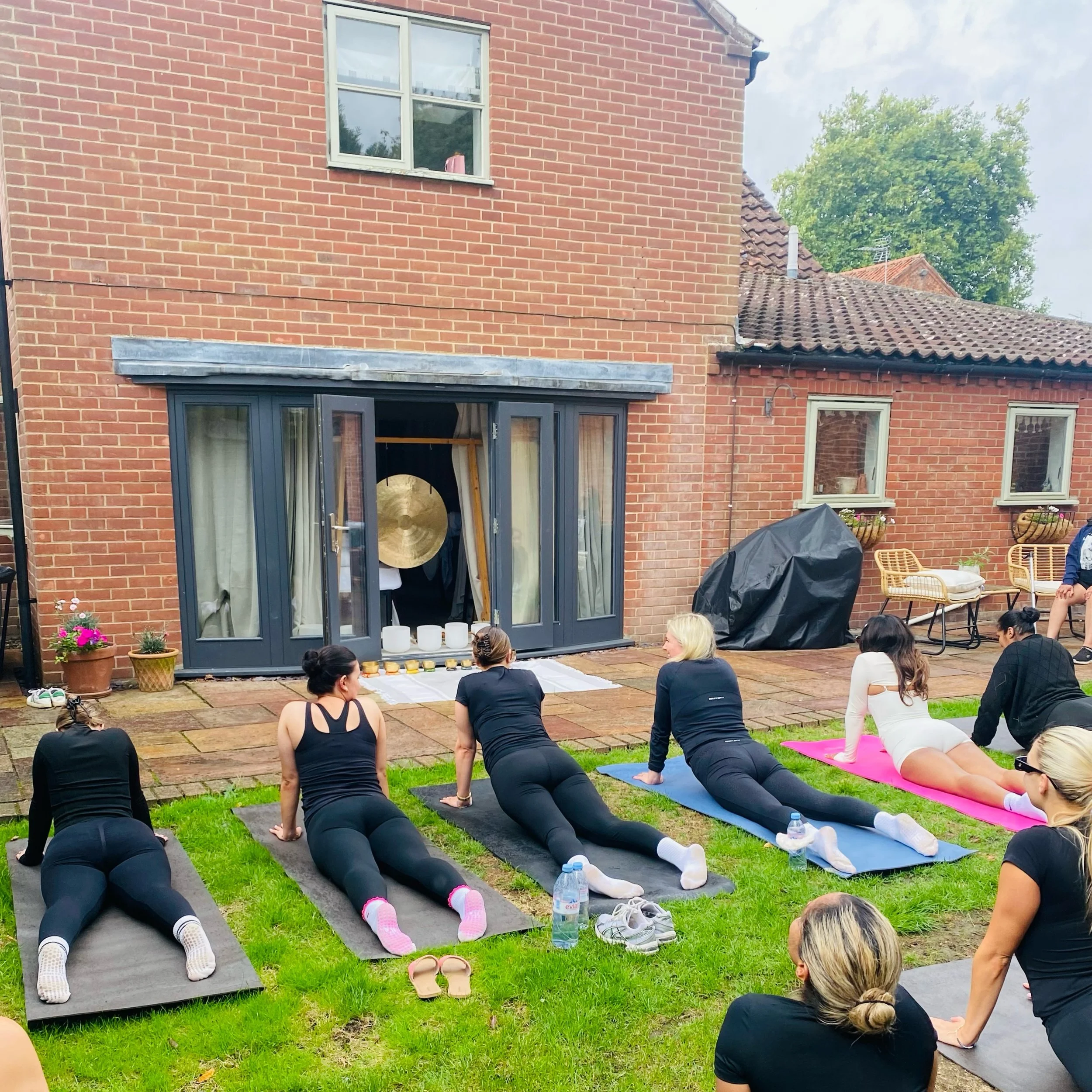 🍃🍂all at once summer collapsed into fall! Did you get our recent Newsletter? Subscribe here for our seasonal tips and tricks to support your self care: http://eepurl.com/ghOuiD

📸✨ Zen Hen Do Yoga at beautiful Lavender House, Foulsham with the won
