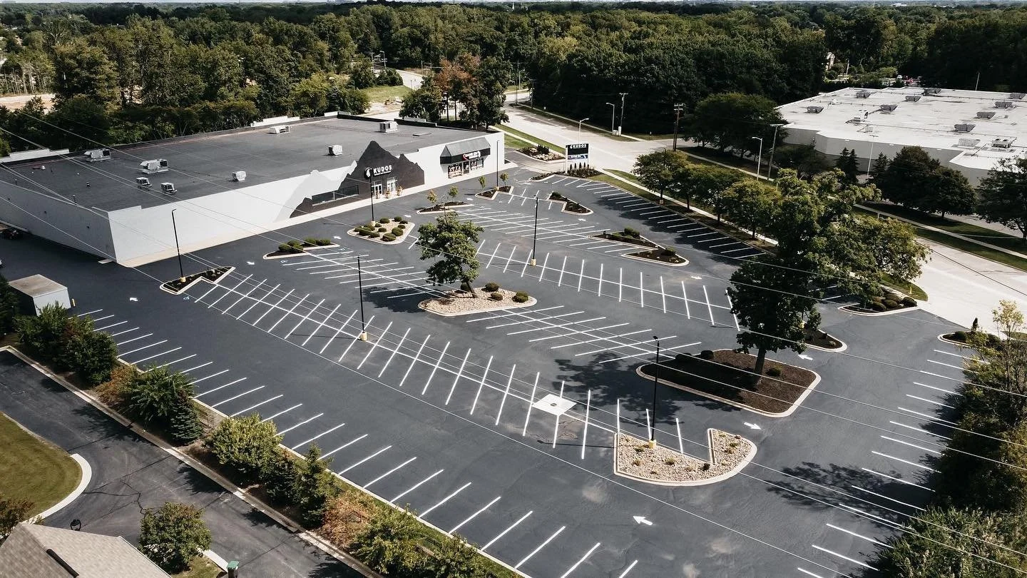 Taylor, MI retail center featurin Kudos Taproom and Fieldhouse plus Game On Sportscenter.