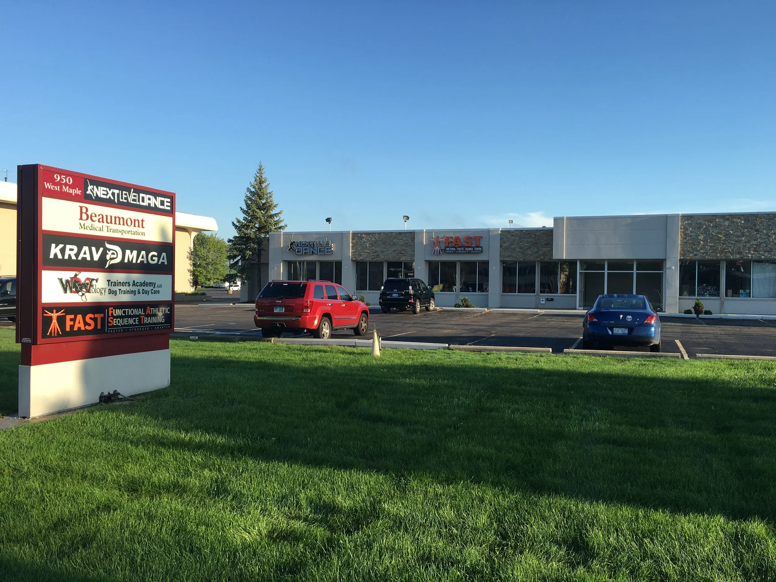 Image of the Maple Commerce Center in Troy, Michigan